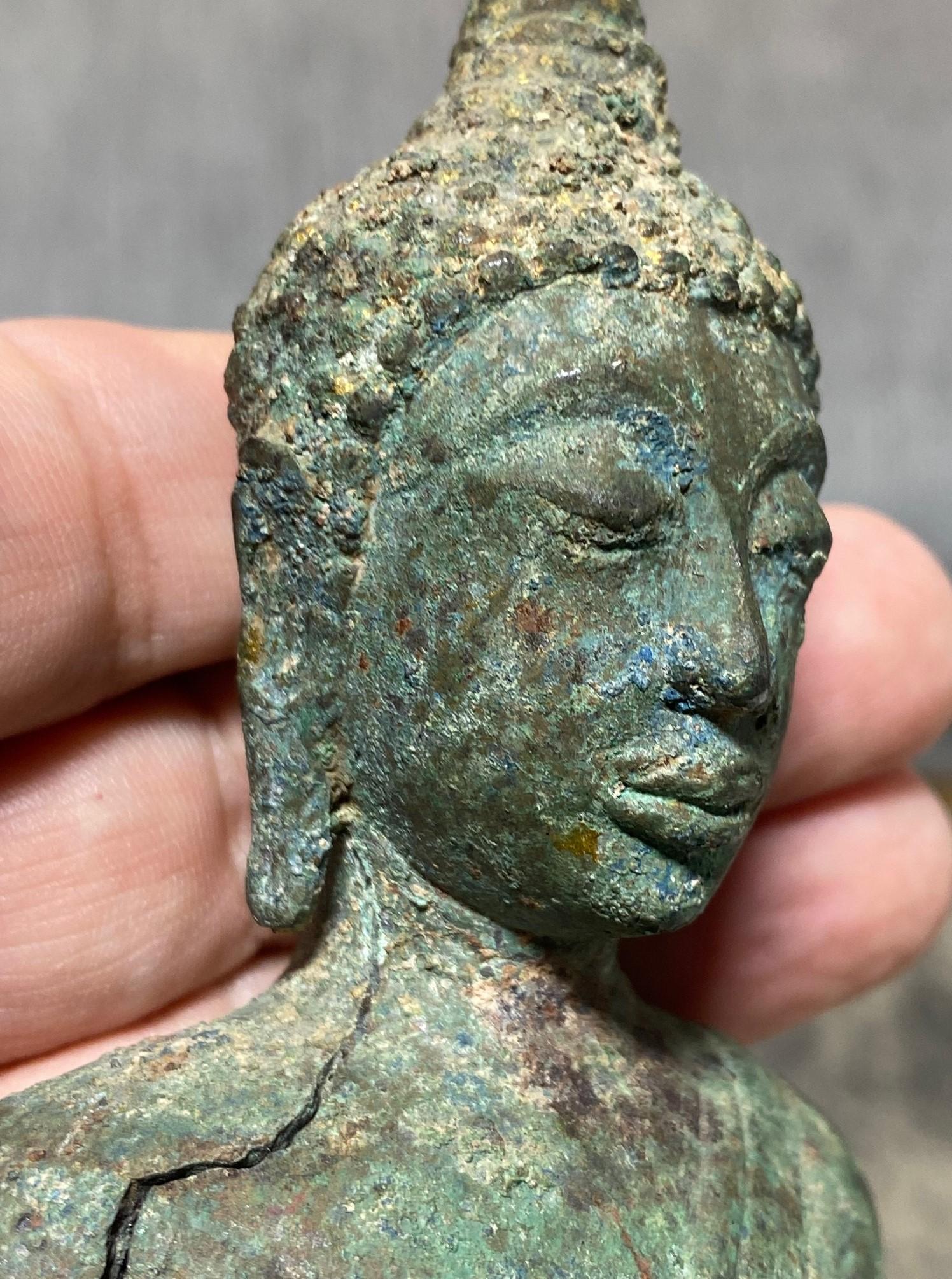 Fragment de buste de Bouddha à tête de temple asiatique en bronze de Siam du 18e au 19e siècle en vente 13