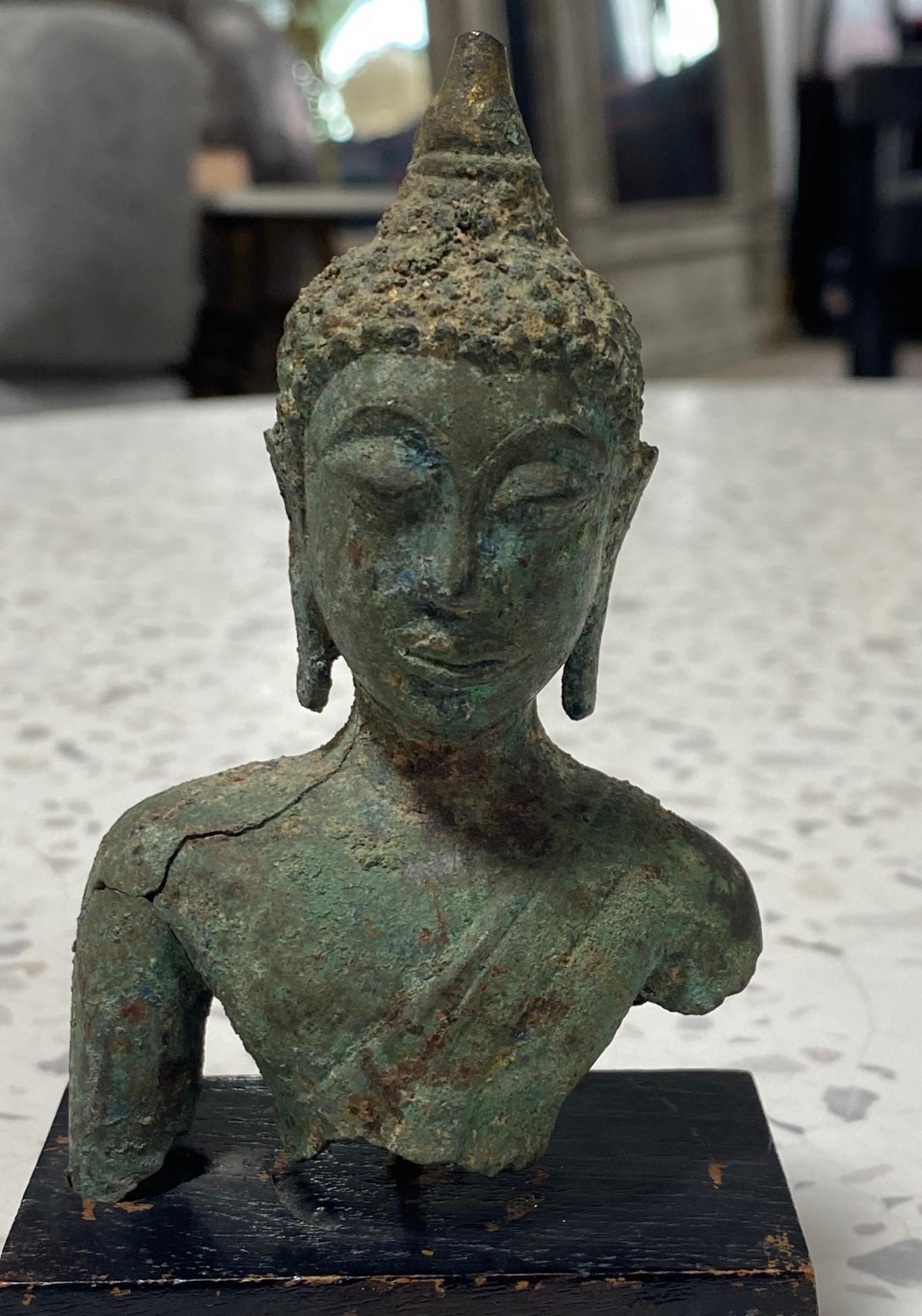 Thaïlandais Fragment de buste de Bouddha à tête de temple asiatique en bronze de Siam du 18e au 19e siècle en vente