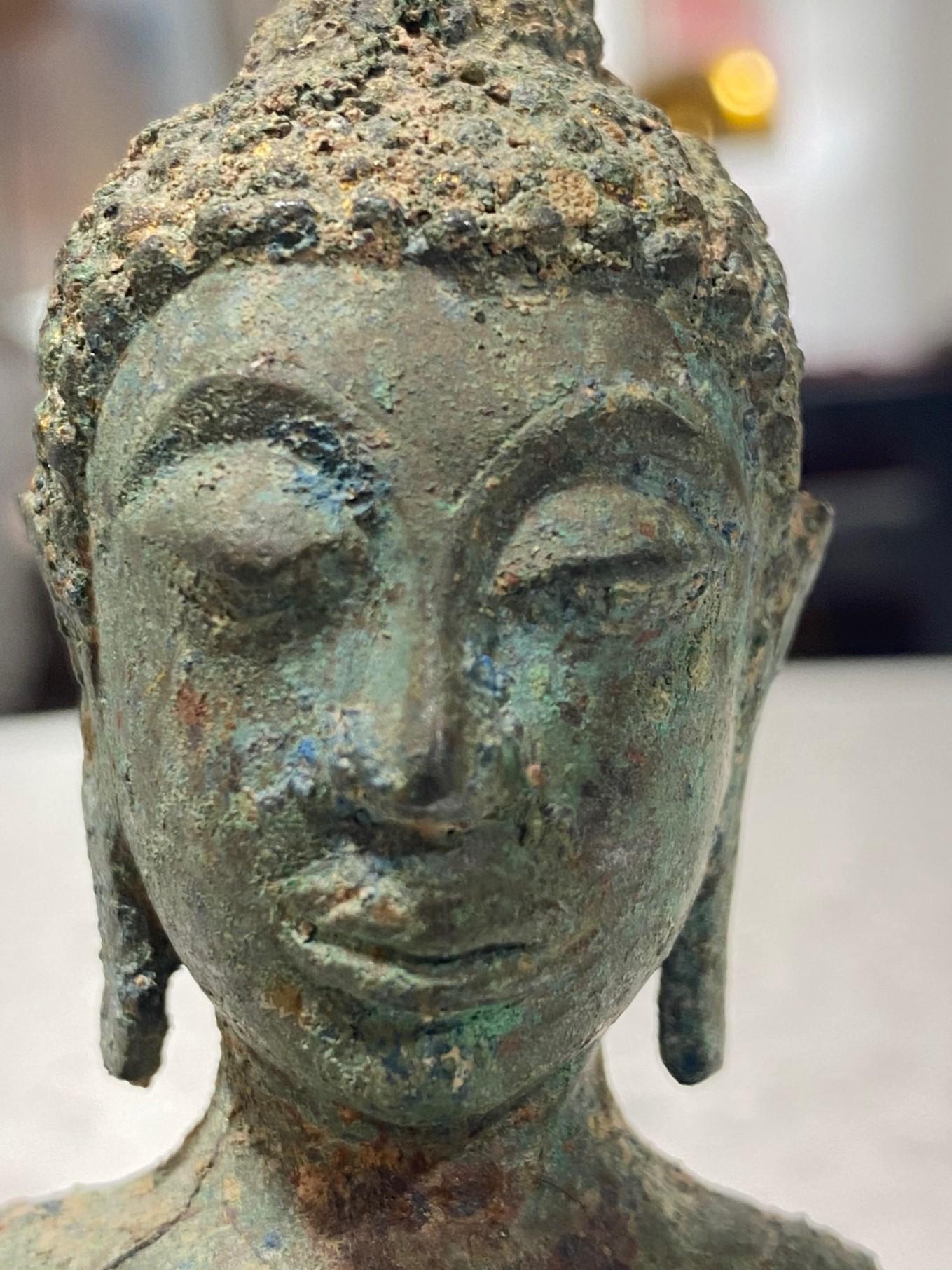 Buddha-Kopf-Büste-Fragment aus Bronze, Thai Siam Asiatisches Tempelschrein, 18.-19. Jahrhundert (18. Jahrhundert und früher) im Angebot