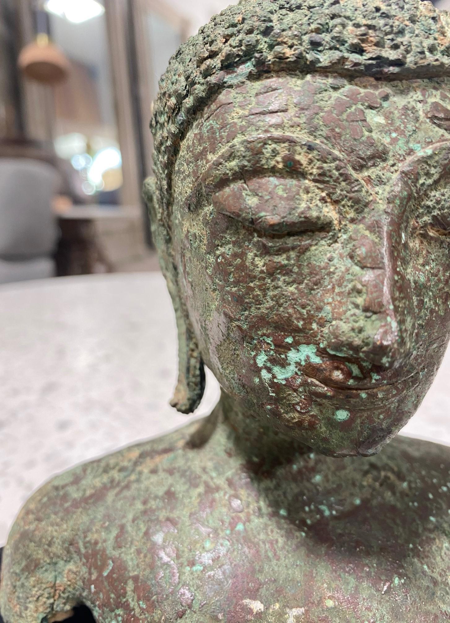 Bronze Fragment de buste de Bouddha à tête de temple asiatique en bronze de Siam du 18e au 19e siècle en vente