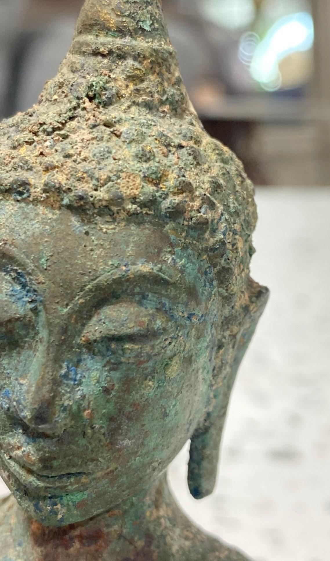 Fragment de buste de Bouddha à tête de temple asiatique en bronze de Siam du 18e au 19e siècle en vente 2