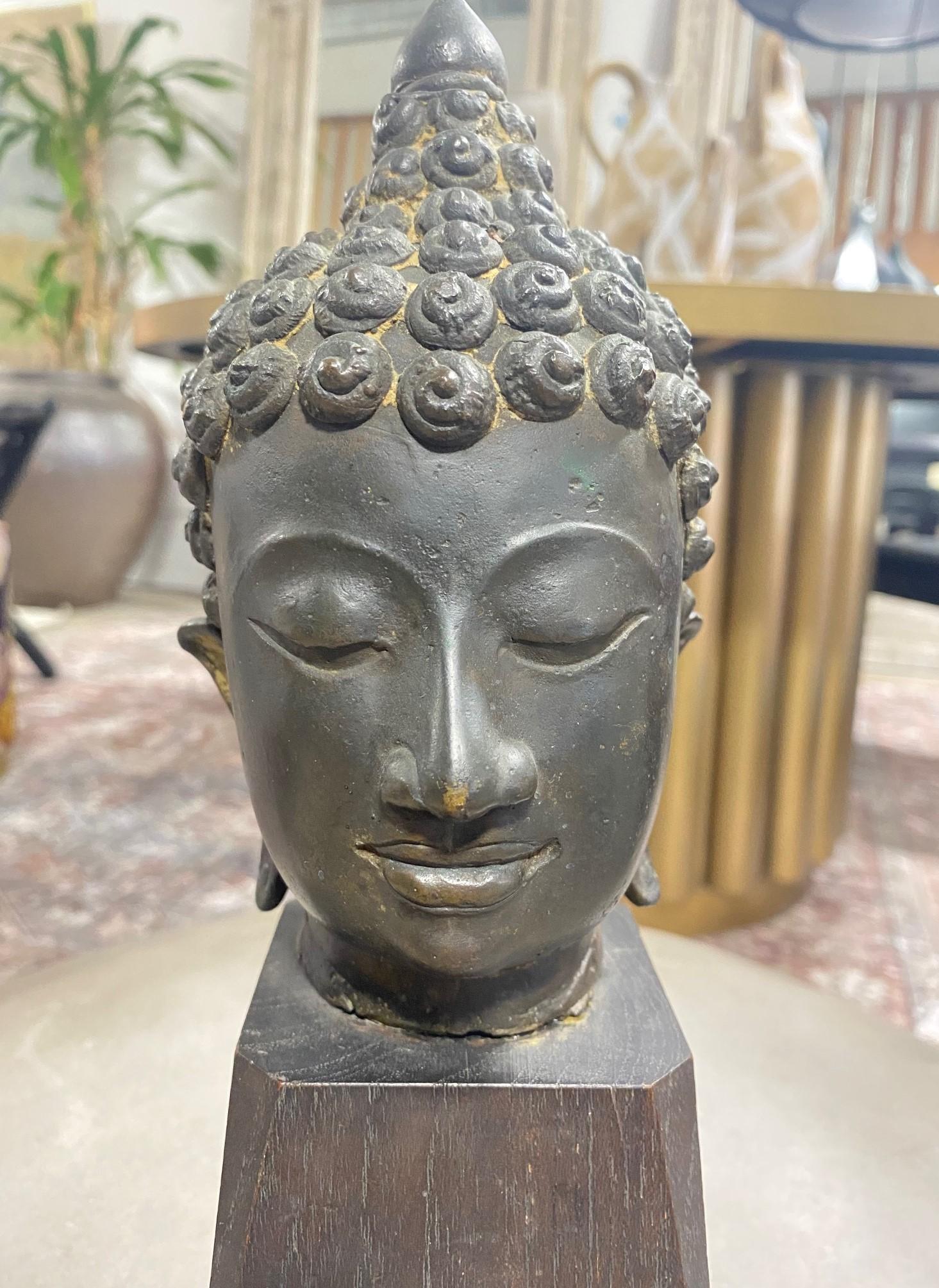 Thaïlandais Support en bois personnalisé avec fragment de tête de Bouddha en bronze de temple thaïlandais Siam en vente