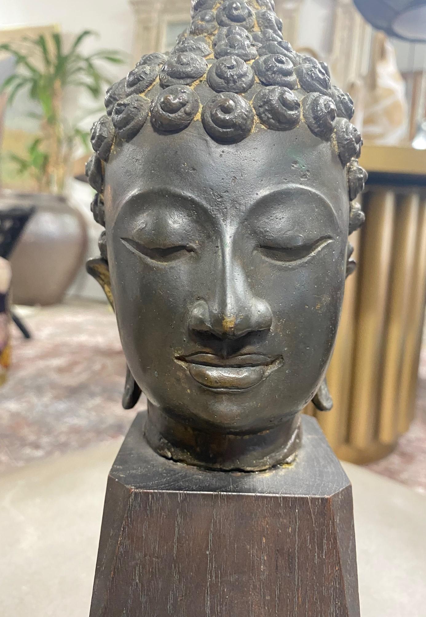 Support en bois personnalisé avec fragment de tête de Bouddha en bronze de temple thaïlandais Siam Bon état - En vente à Studio City, CA
