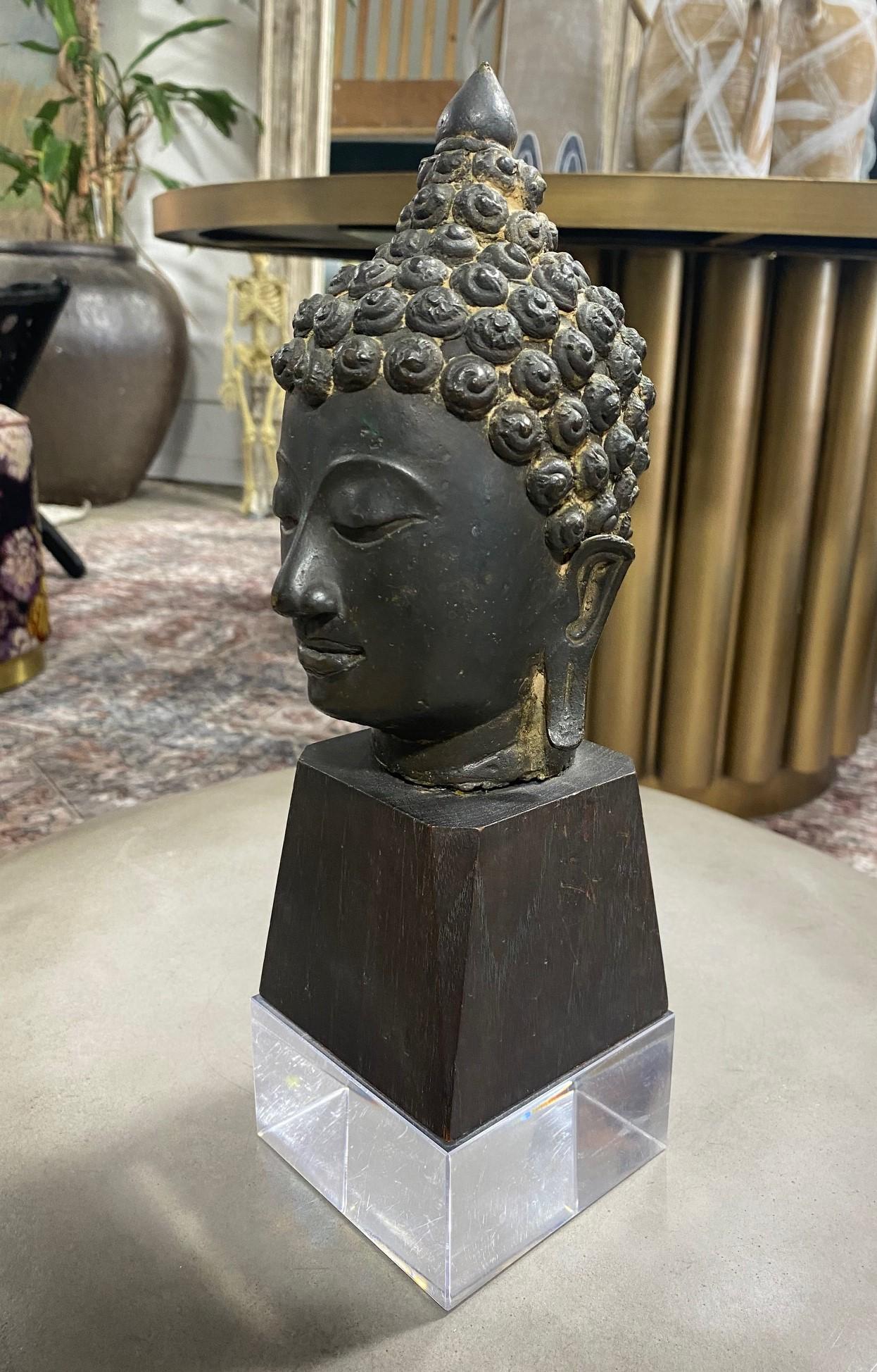 XIXe siècle Support en bois personnalisé avec fragment de tête de Bouddha en bronze de temple thaïlandais Siam en vente