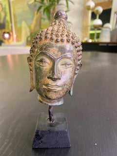 Buddha-Kopf-Skulptur auf Holzständer aus Bronze, Thai Siam, asiatischer Tempelschrein