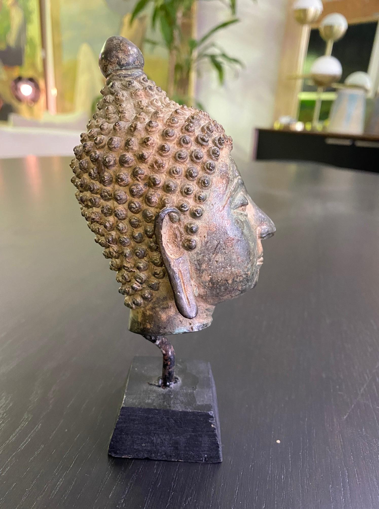Escultura de Cabeza de Buda de Bronce Tailandesa Siam Templo Asiático Santuario sobre Soporte de Madera en Bueno Estado en Studio City, CA