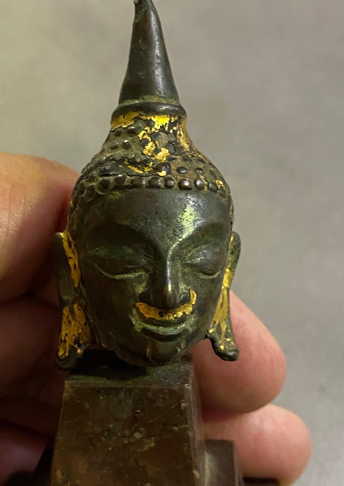 Bronze Thai Siam Temple Shrine Kamphaeng Phet Style Buddha Head on Marble Stand In Good Condition For Sale In Studio City, CA