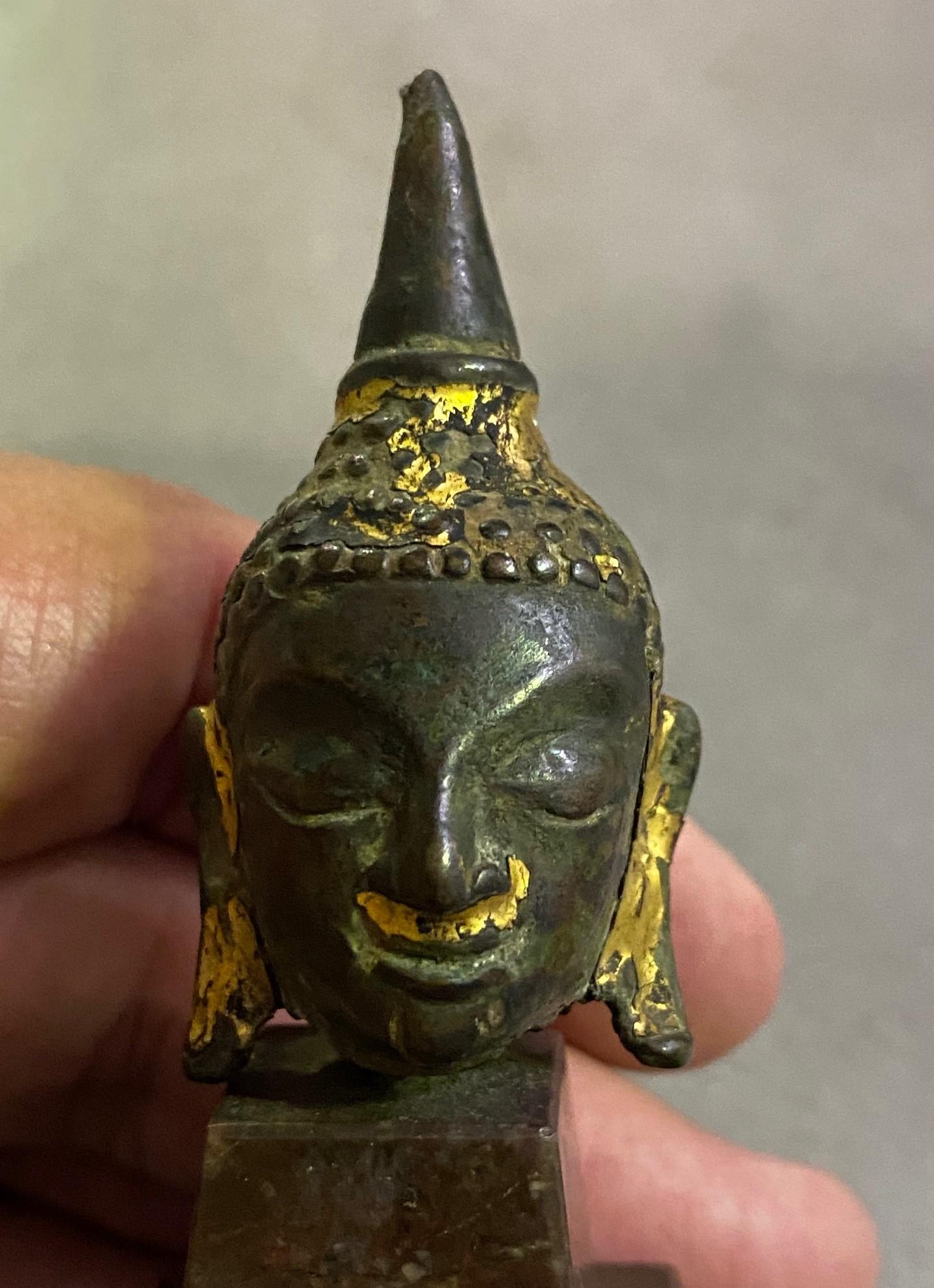 19th Century Bronze Thai Siam Temple Shrine Kamphaeng Phet Style Buddha Head on Marble Stand For Sale