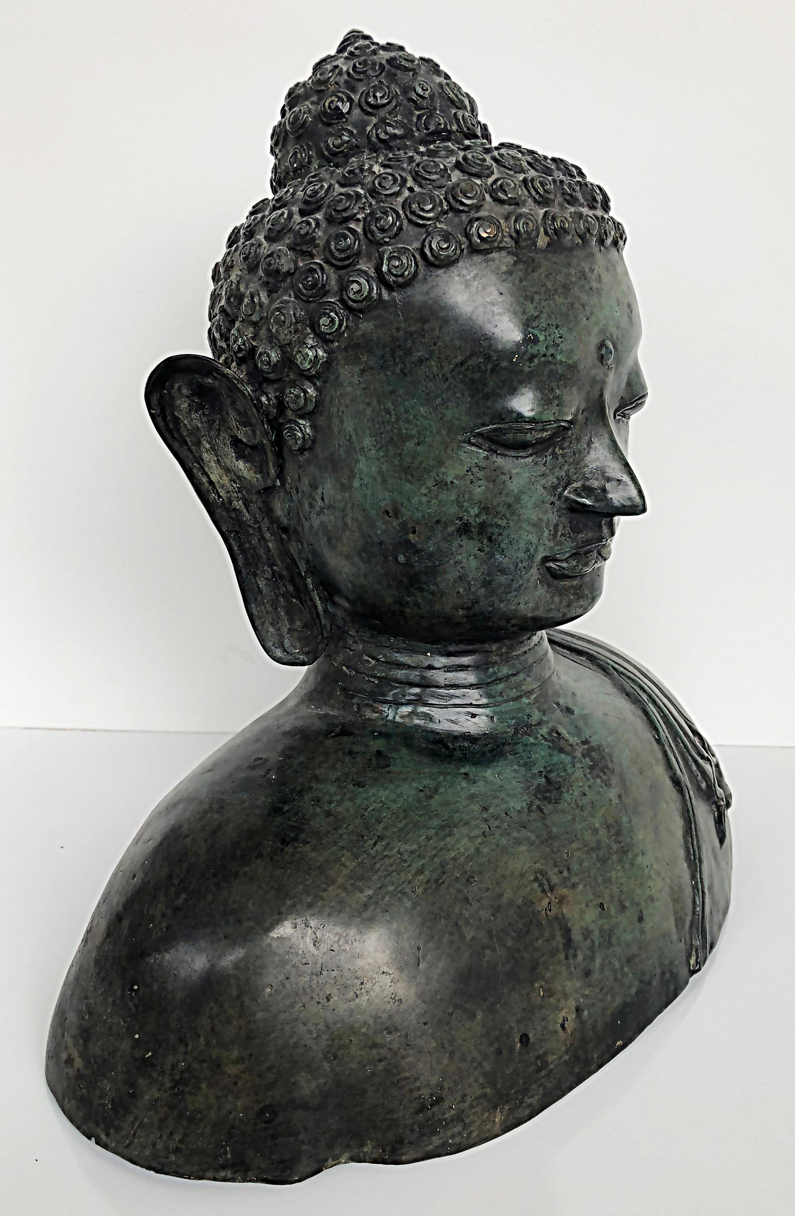 Figurative Buddha-Skulptur-Büste aus Bronze aus Thailand, 20. Jahrhundert mit Patina im Angebot 1