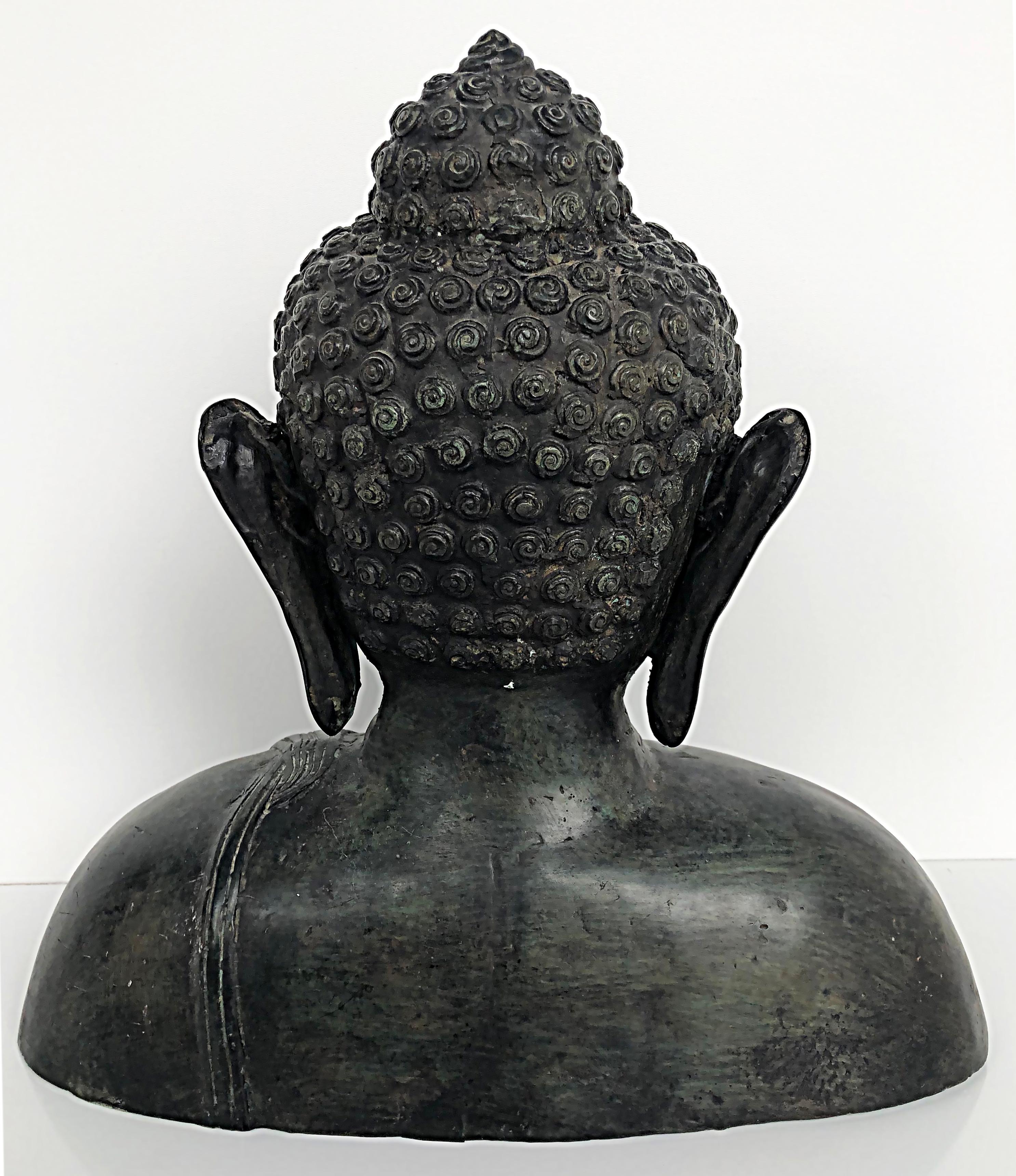 Figurative Buddha-Skulptur-Büste aus Bronze aus Thailand, 20. Jahrhundert mit Patina im Angebot 4