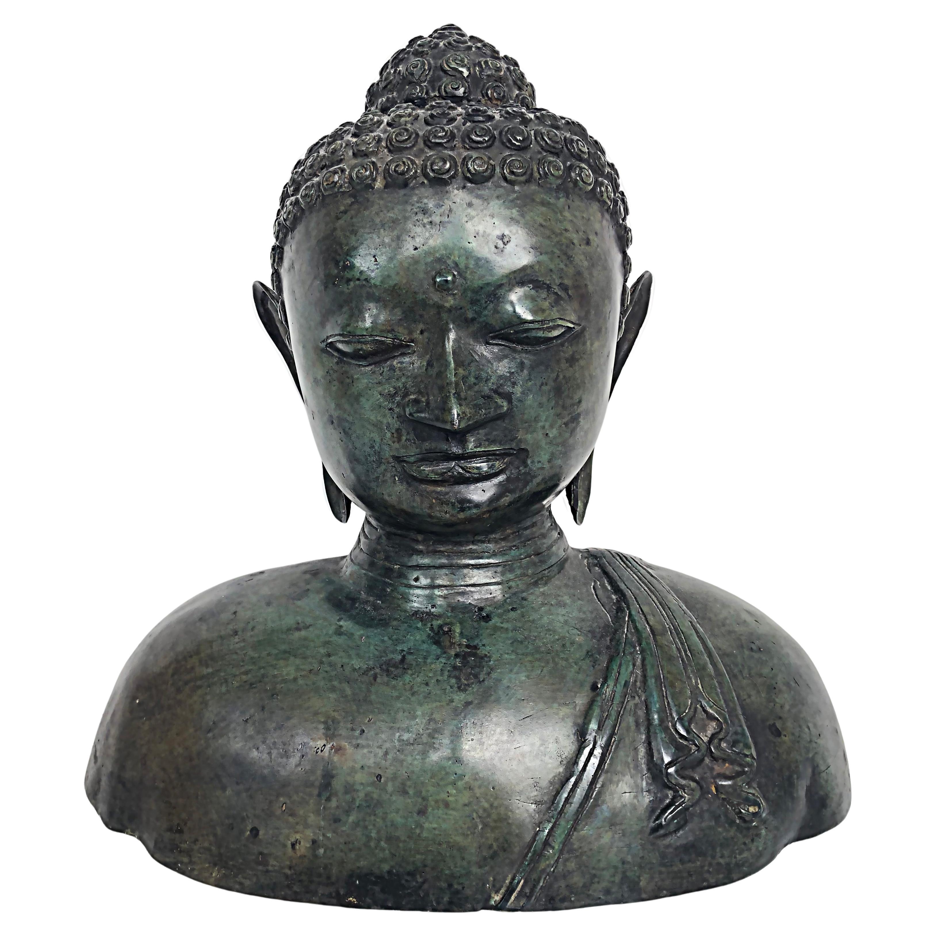 Buste de Bouddha figuratif thaïlandais en bronze, 20ème siècle avec patine