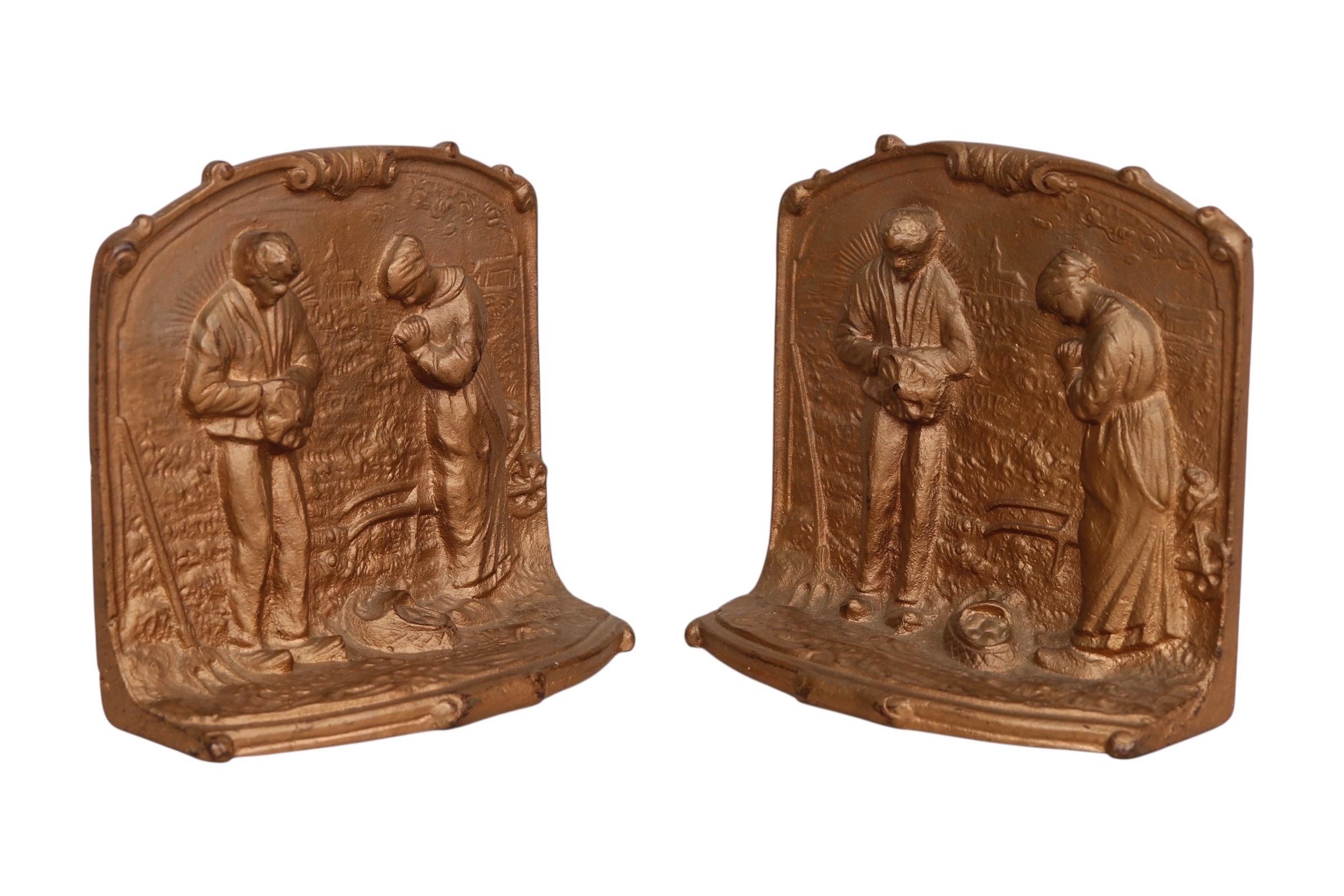 Paire de serre-livres en bronze d'époque Art déco représentant une scène de 