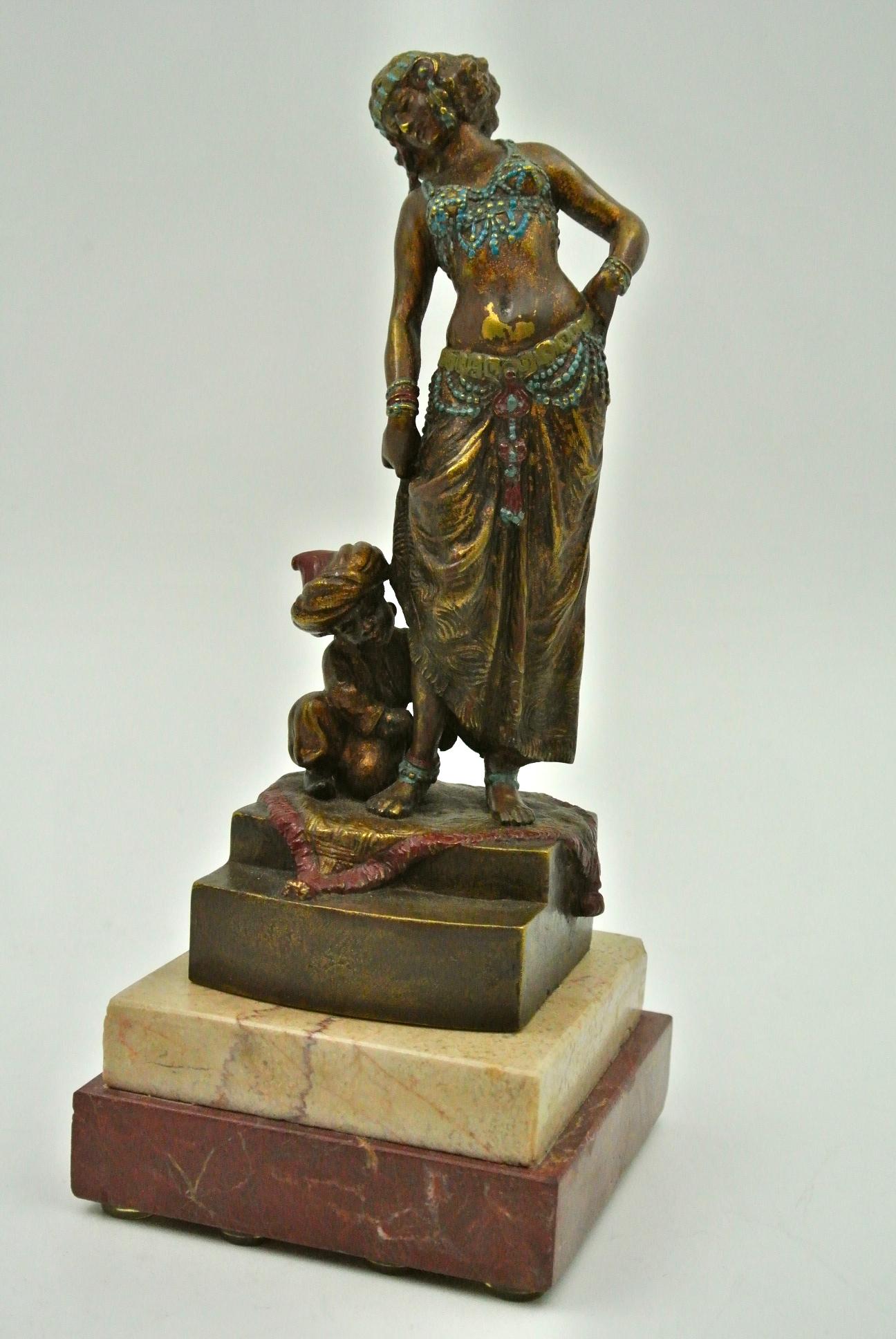 Bronze die Tänzerin und ihre Assistentin, Wien, signiert B,
19. Jahrhundert.
Maße: H 27 cm, B 9,5 cm, T 10 cm.