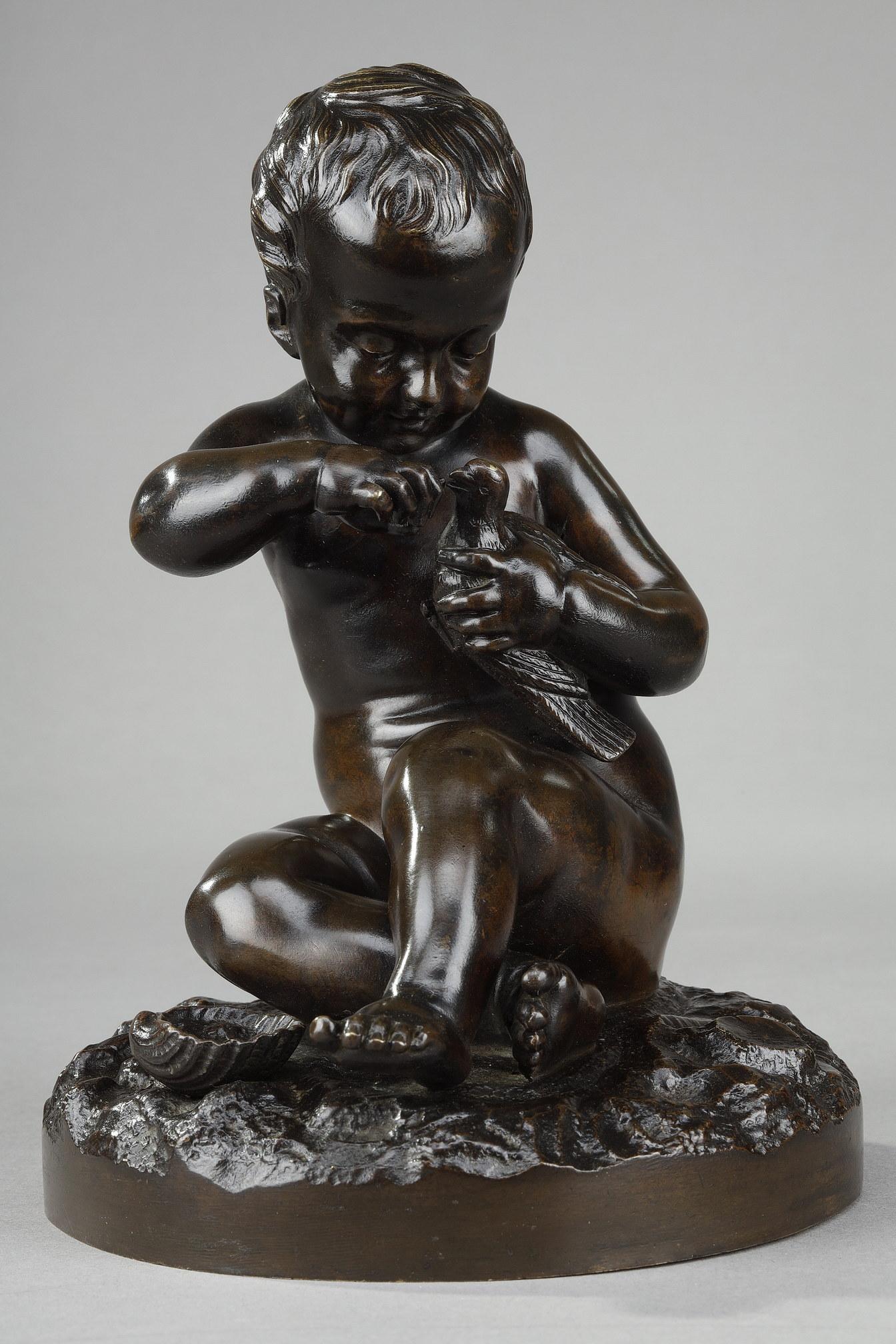 Skulptur aus patinierter Bronze, die ein sitzendes Kind darstellt, das einen Vogel füttert, nach Pigalle. 
Das Original 