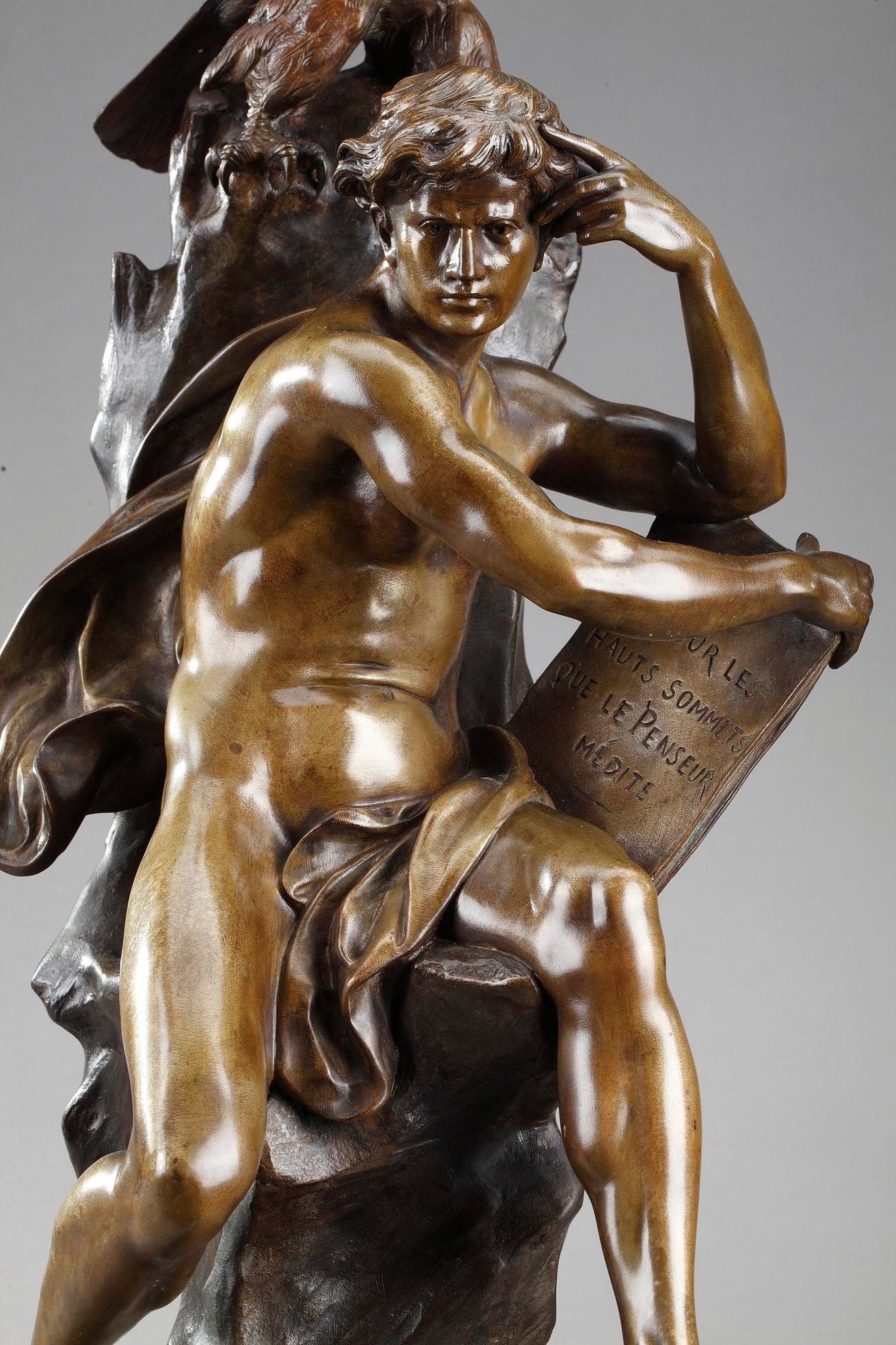 Bronze allégorique représentant Le Penseur d'Émile-Louis Picault (1833-1915). Le jeune homme est assis sur un rocher en compagnie d'un aigle:: et tient un livre marqué : C'est sur les hauts sommets que le penseur médite. Titré et signé sur la