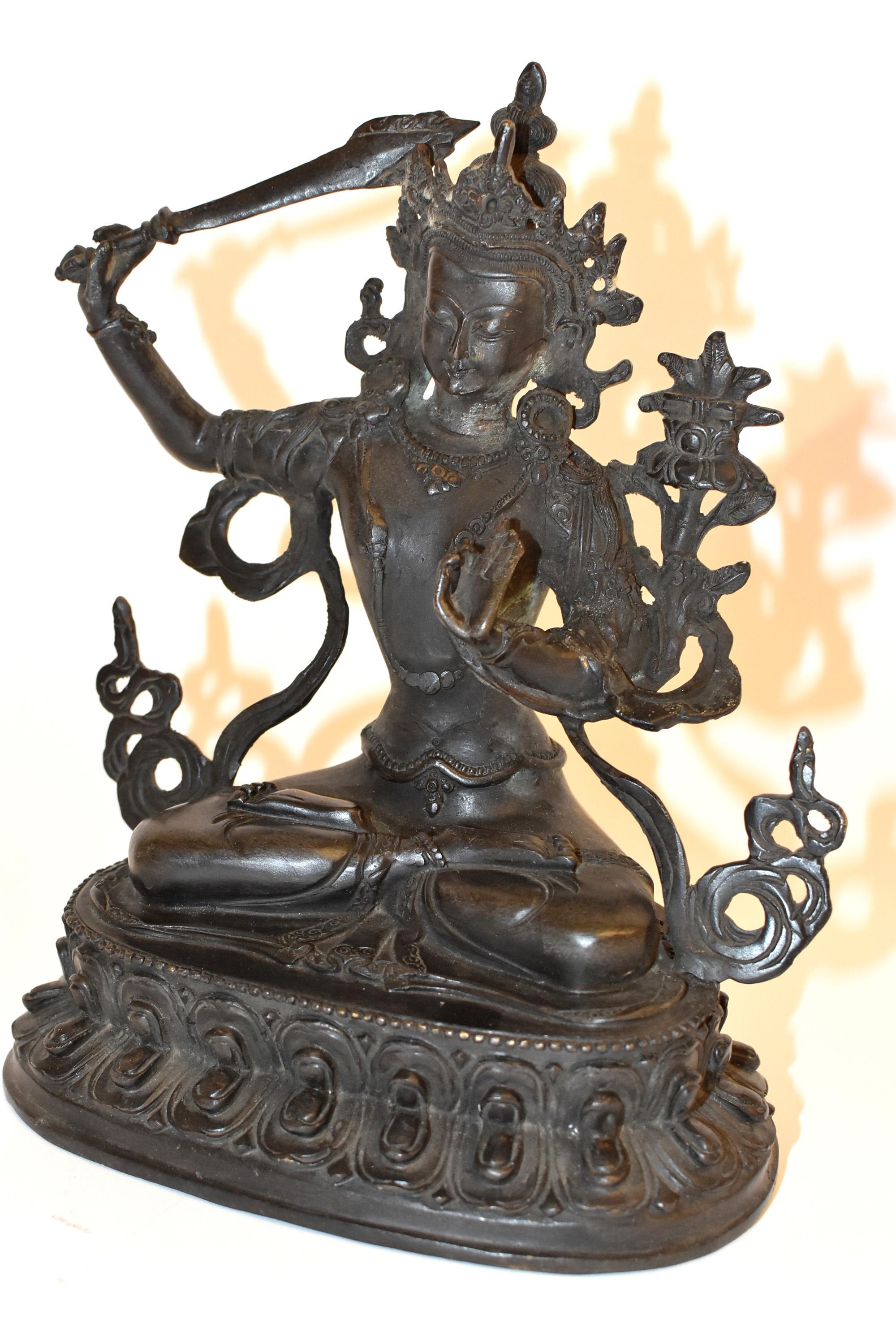 Eine wunderschöne Statue des tibetischen Bodhisattva Manjushree. Die Legende besagt, dass er mit dem Schwert Wasser schneidet, um die Wasserressourcen zu teilen und trockene Täler zu bewässern. Im tibetischen Buddhismus manifestiert sich Mañjusri
