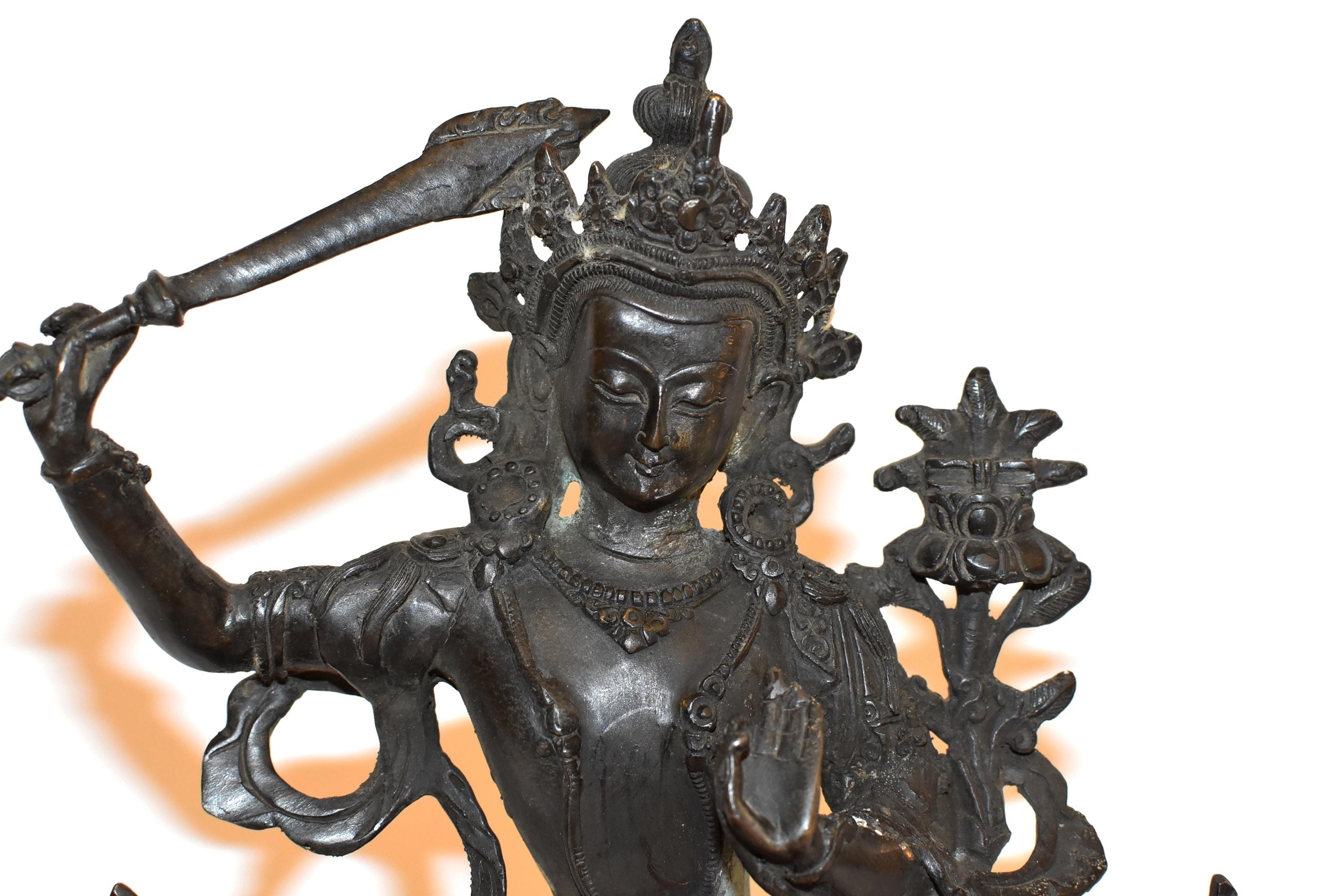 Tibetischer Buddha-Manjushree aus Bronze mit Schwert der Weisheit (20. Jahrhundert) im Angebot