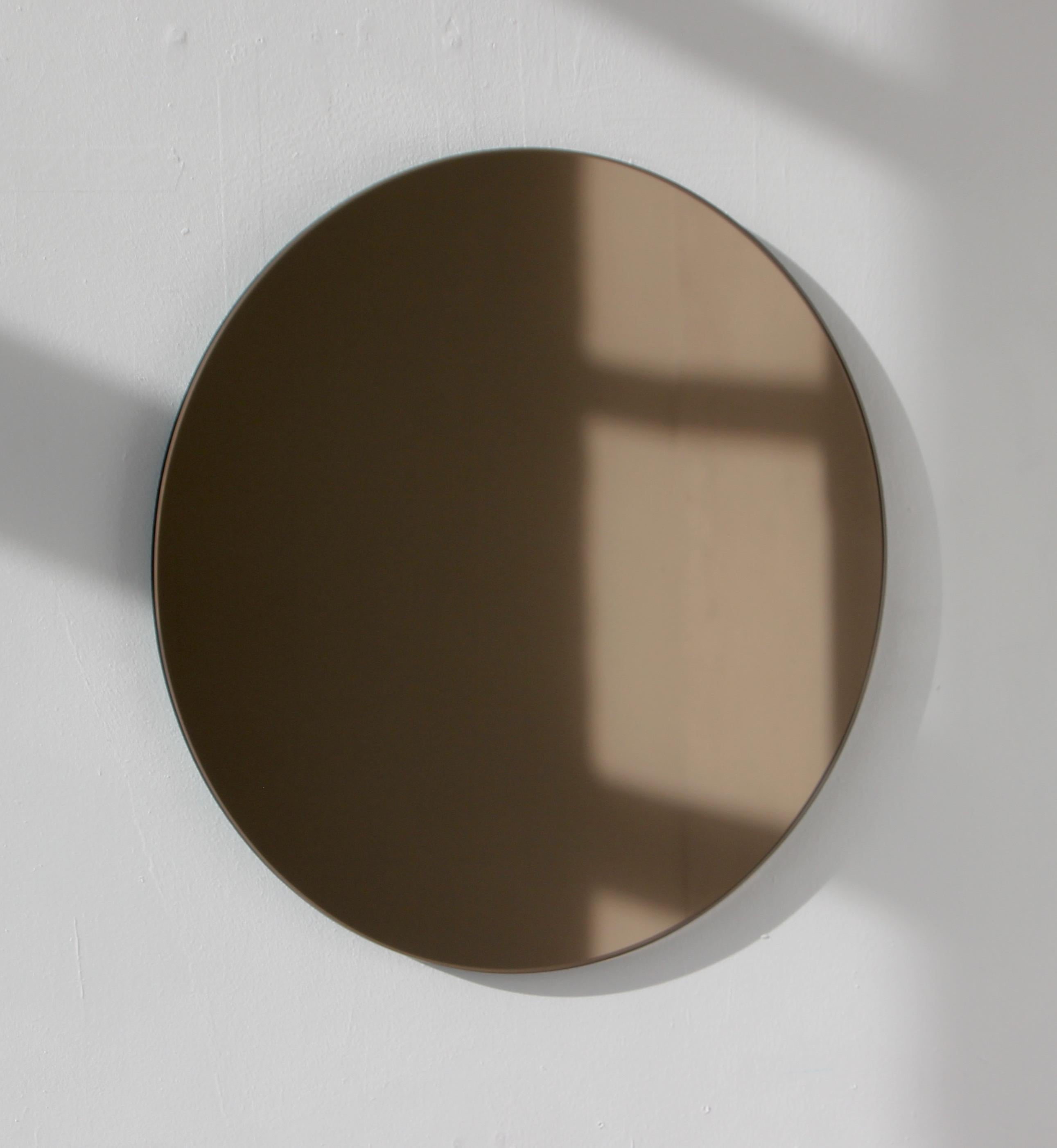 Moderne Miroir rond minimaliste sans cadre teinté bronze Orbis, effet flottant régulier en vente