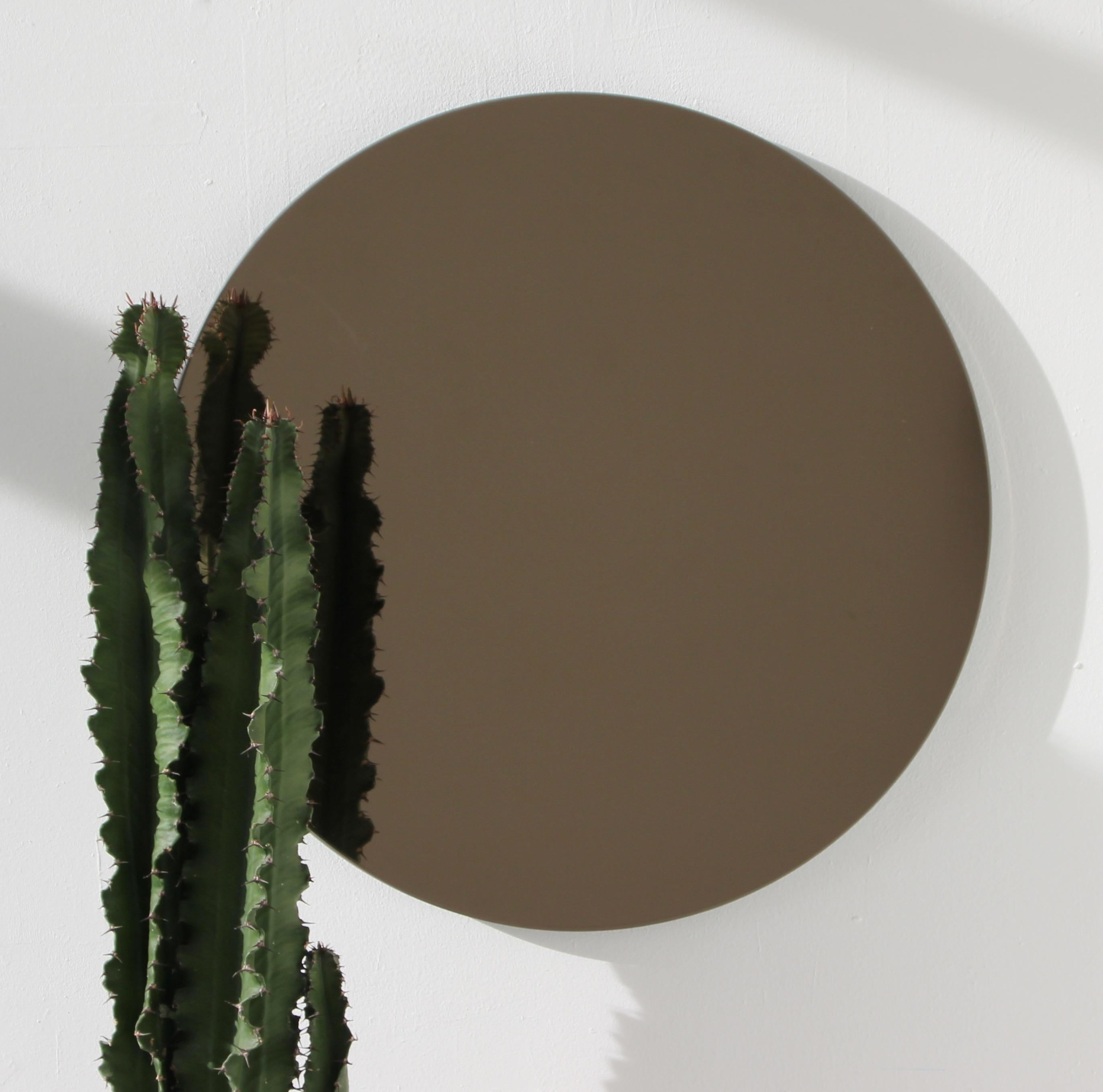 Effet bronze Miroir rond minimaliste sans cadre teinté bronze Orbis, effet flottant régulier en vente