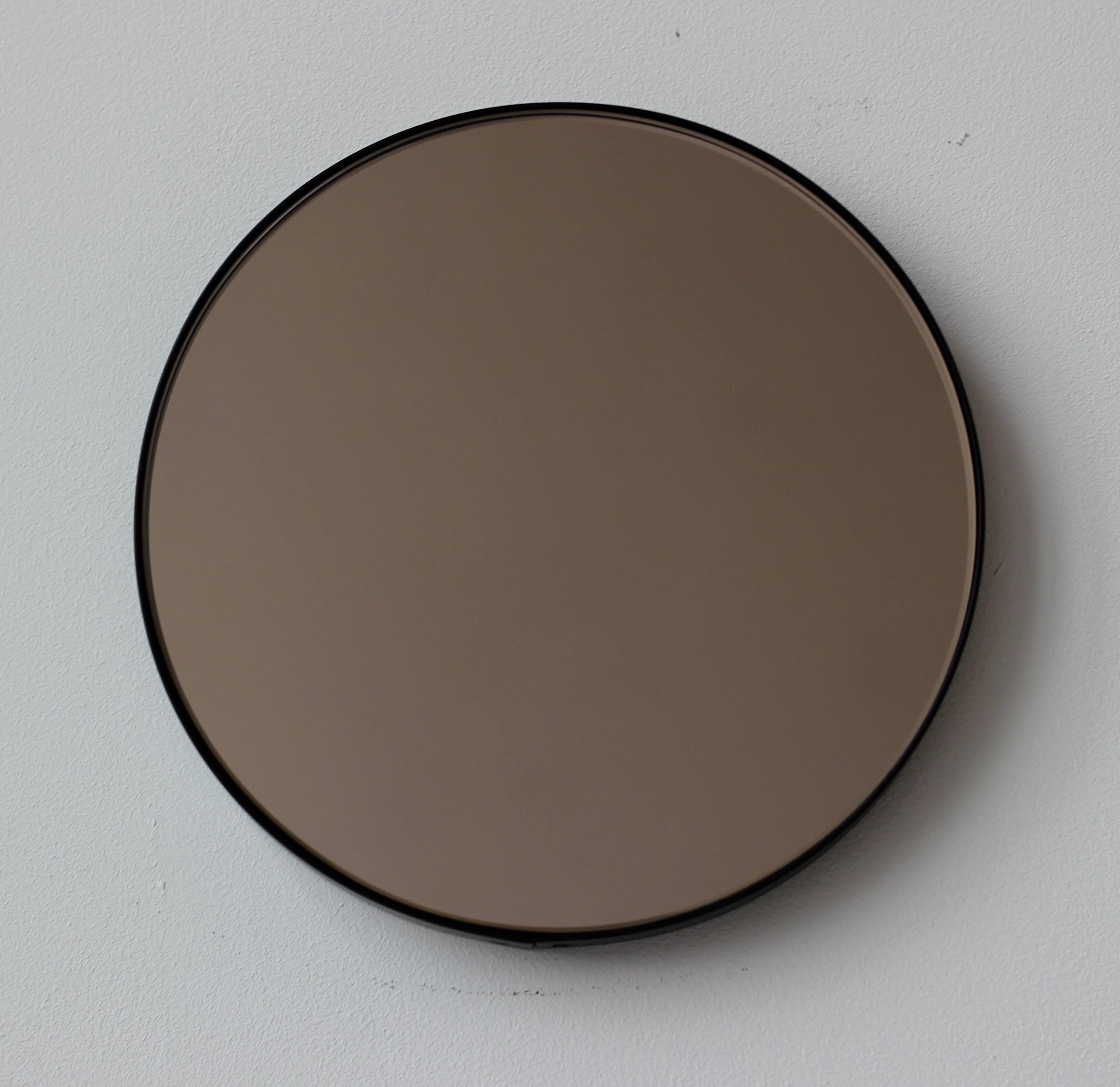 Moderne Orbis Bronze Tinted Minimalist Circular Mirror with Black Frame, Small (miroir circulaire minimaliste teinté en bronze avec cadre noir) en vente
