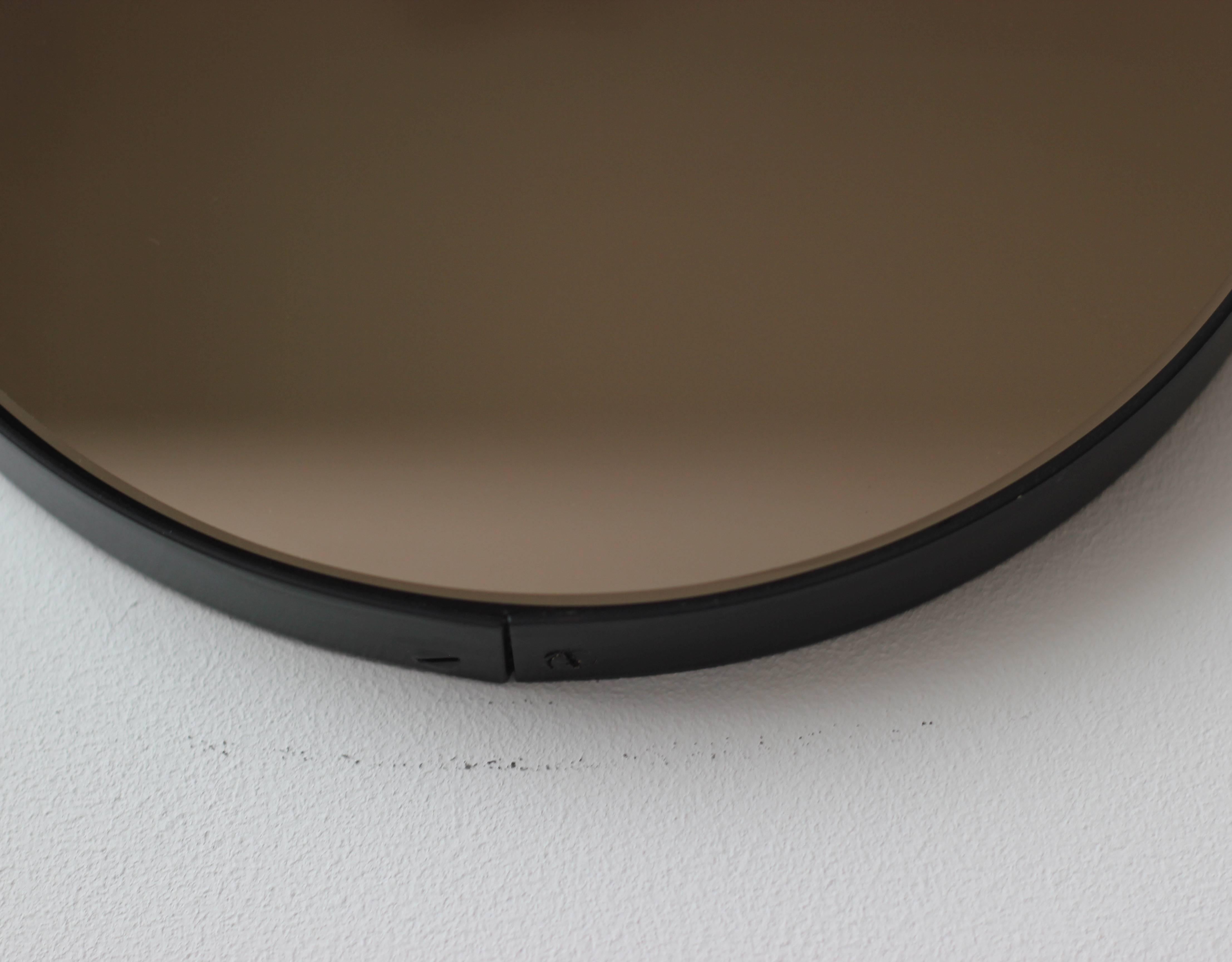 Britannique Orbis Bronze Tinted Minimalist Circular Mirror with Black Frame, Small (miroir circulaire minimaliste teinté en bronze avec cadre noir) en vente