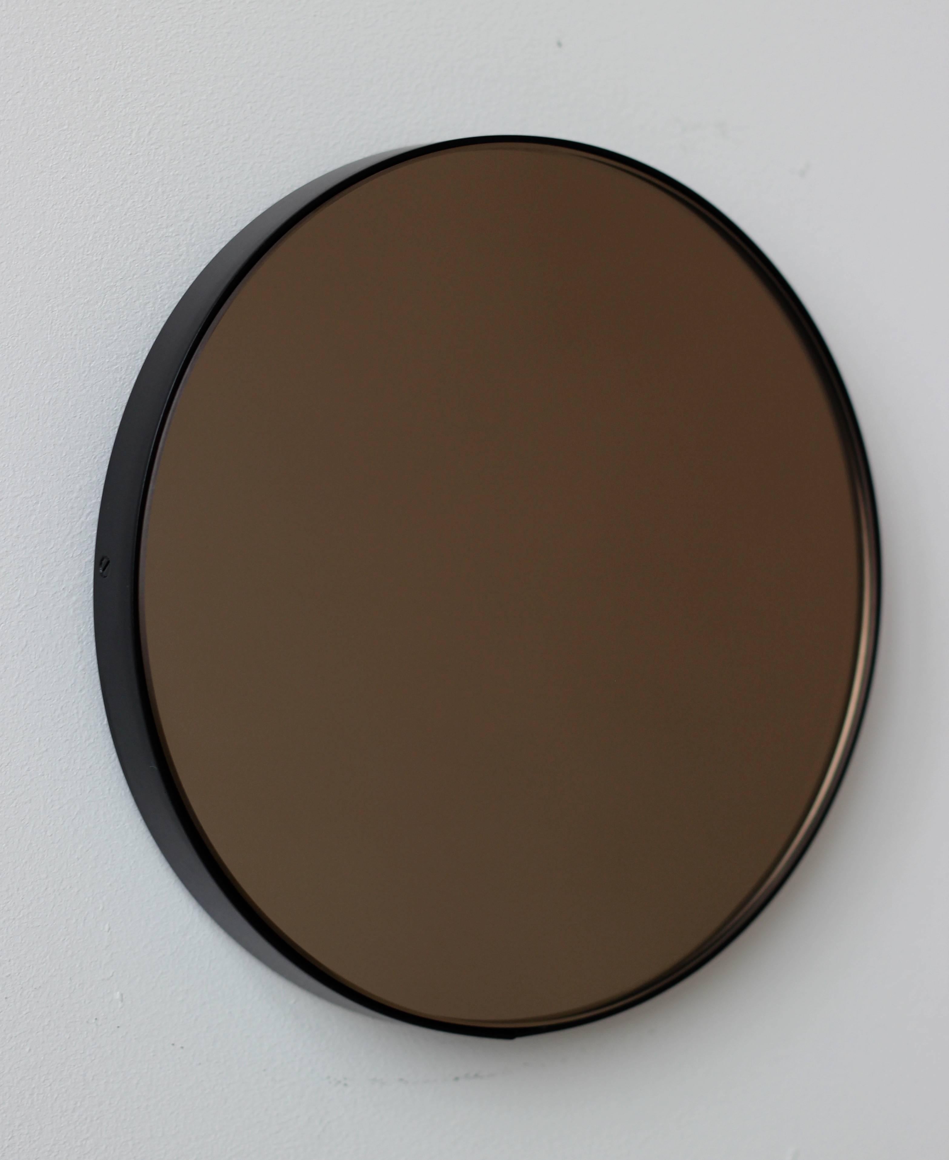 Effet bronze Orbis Bronze Tinted Minimalist Circular Mirror with Black Frame, Small (miroir circulaire minimaliste teinté en bronze avec cadre noir) en vente
