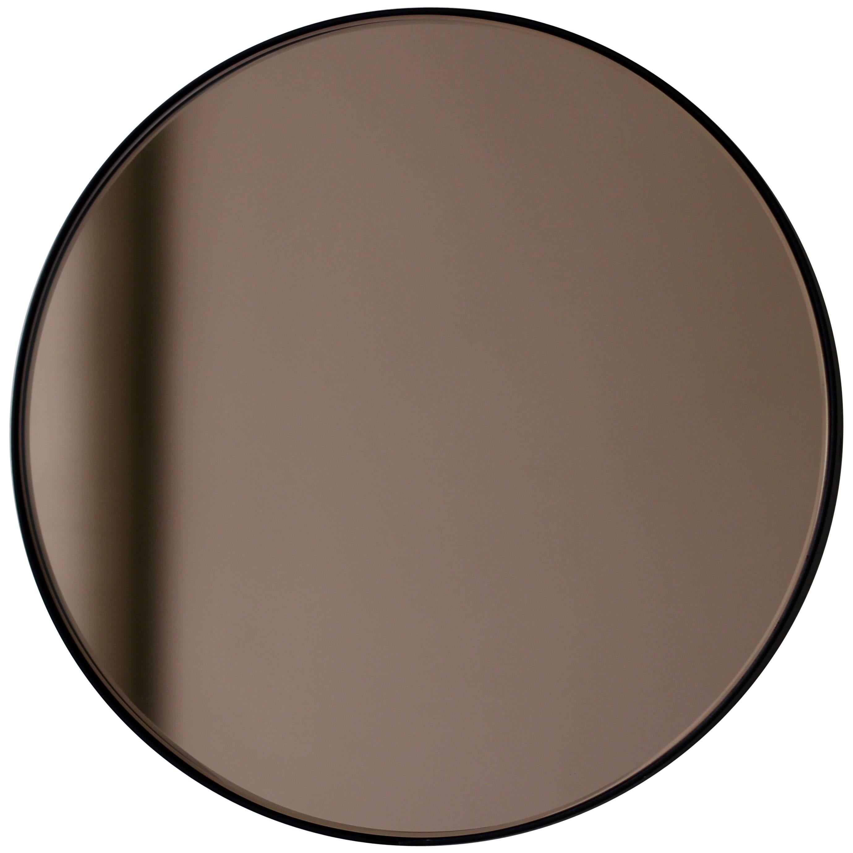 Orbis Bronze Tinted Minimalist Circular Mirror with Black Frame, Small (miroir circulaire minimaliste teinté en bronze avec cadre noir) en vente