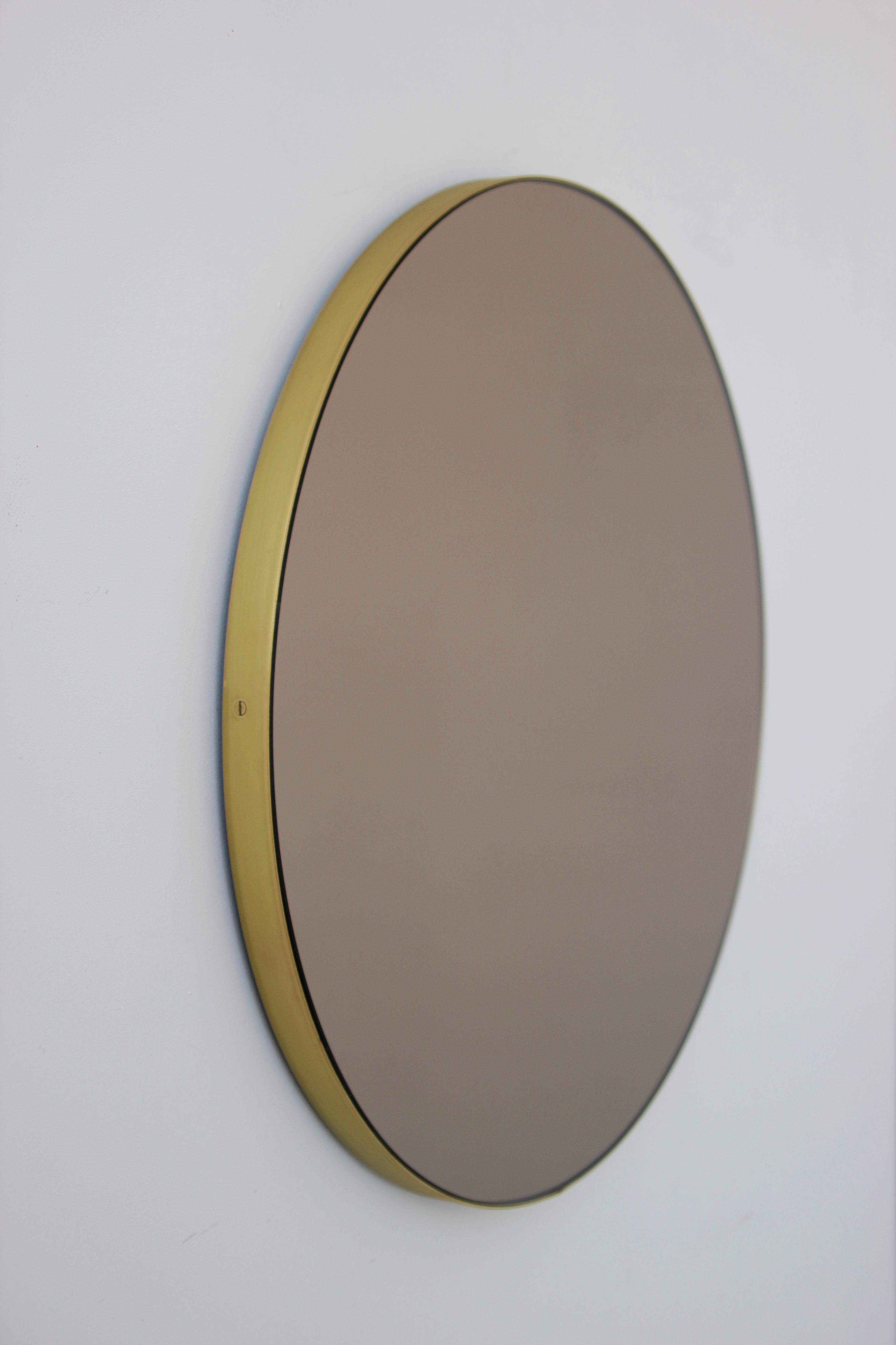 Britannique Miroir circulaire minimaliste teinté bronze Orbis, cadre en laiton, petit en vente