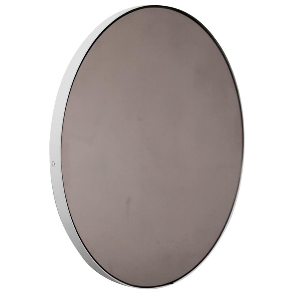 Orbis Bronze getönter runder moderner maßgefertigter Orbis-Spiegel mit weißem Rahmen - Medium