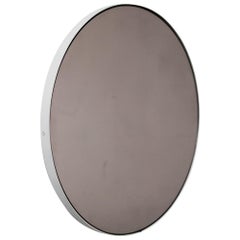 Orbis Bronze getönter runder moderner maßgefertigter Orbis-Spiegel mit weißem Rahmen - Medium