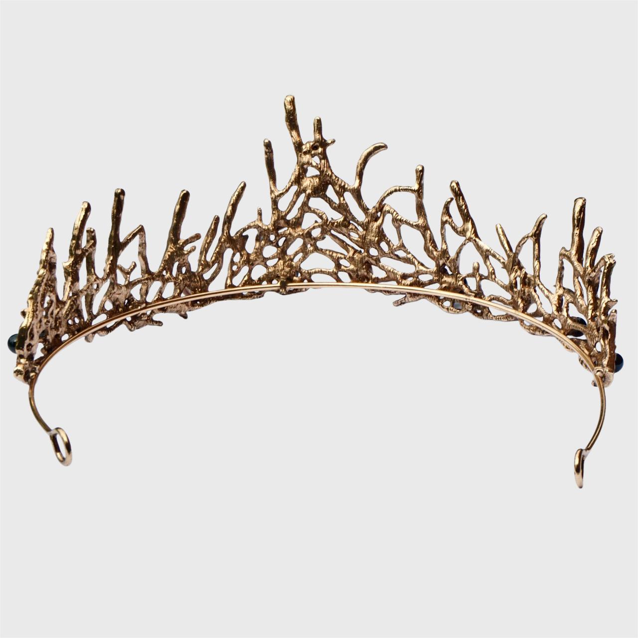 Tiara en tono bronce con perlas de imitación, cuentas y brillantes en venta 1