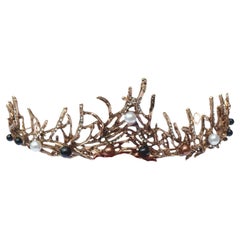 Tiara en tono bronce con perlas de imitación, cuentas y brillantes