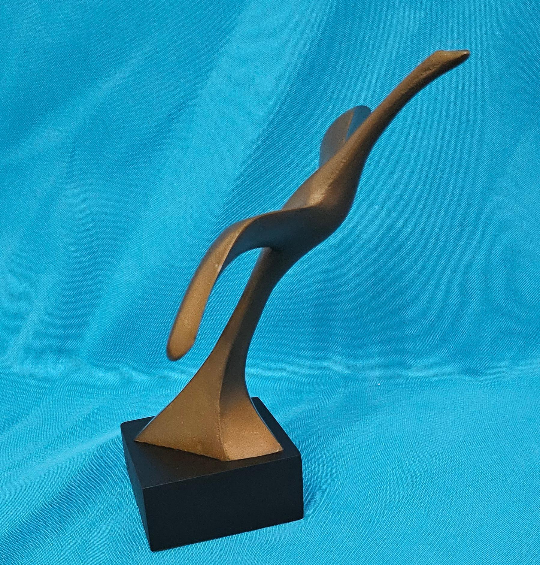 Escultura de pájaro de 20 cm de alto en tono bronce sobre base negra REBAJA DE CIERRE en venta 2