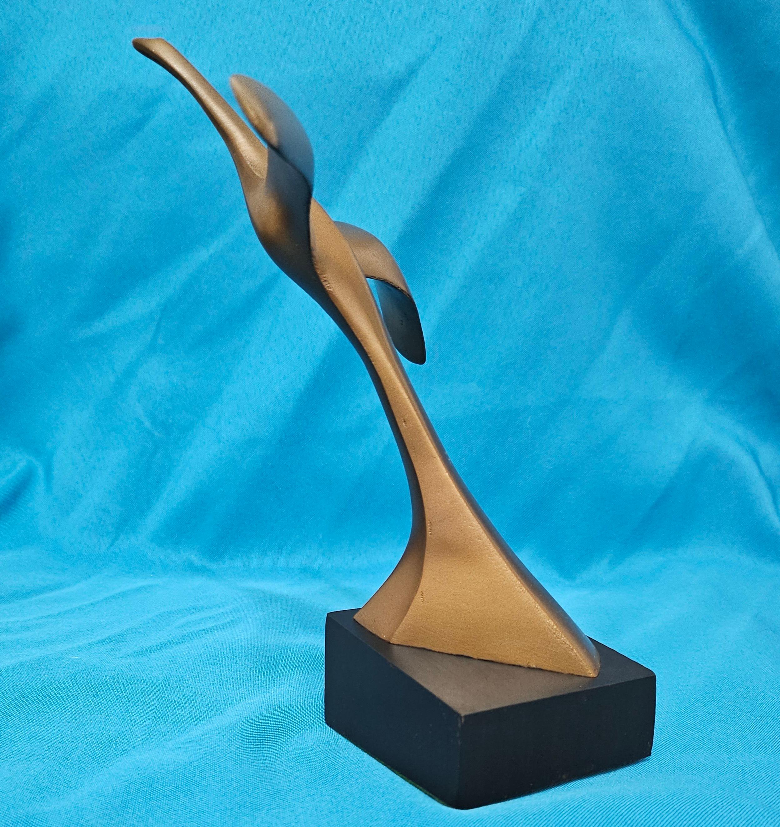 Escultura de pájaro de 20 cm de altura en tono bronce sobre base negra.  VENTA DE CIERRE
AVISO: NUESTRA TIENDA 1ST DIBS CIERRA A FINALES DE MAYO
Esta graciosa ave (¿grulla?) es de estilo minimalista, ideal para los amantes del arte moderno de