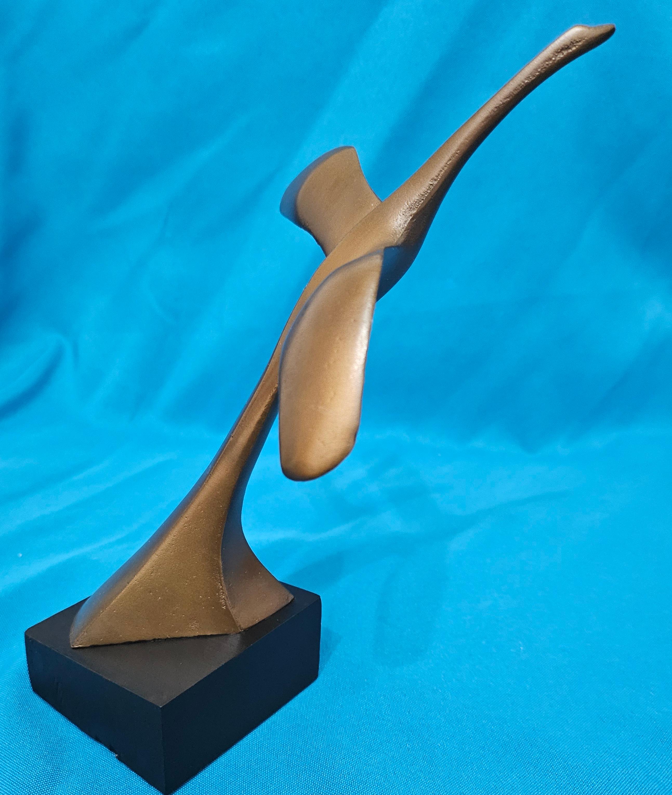 Escultura de pájaro de 20 cm de alto en tono bronce sobre base negra REBAJA DE CIERRE Vaciado en venta