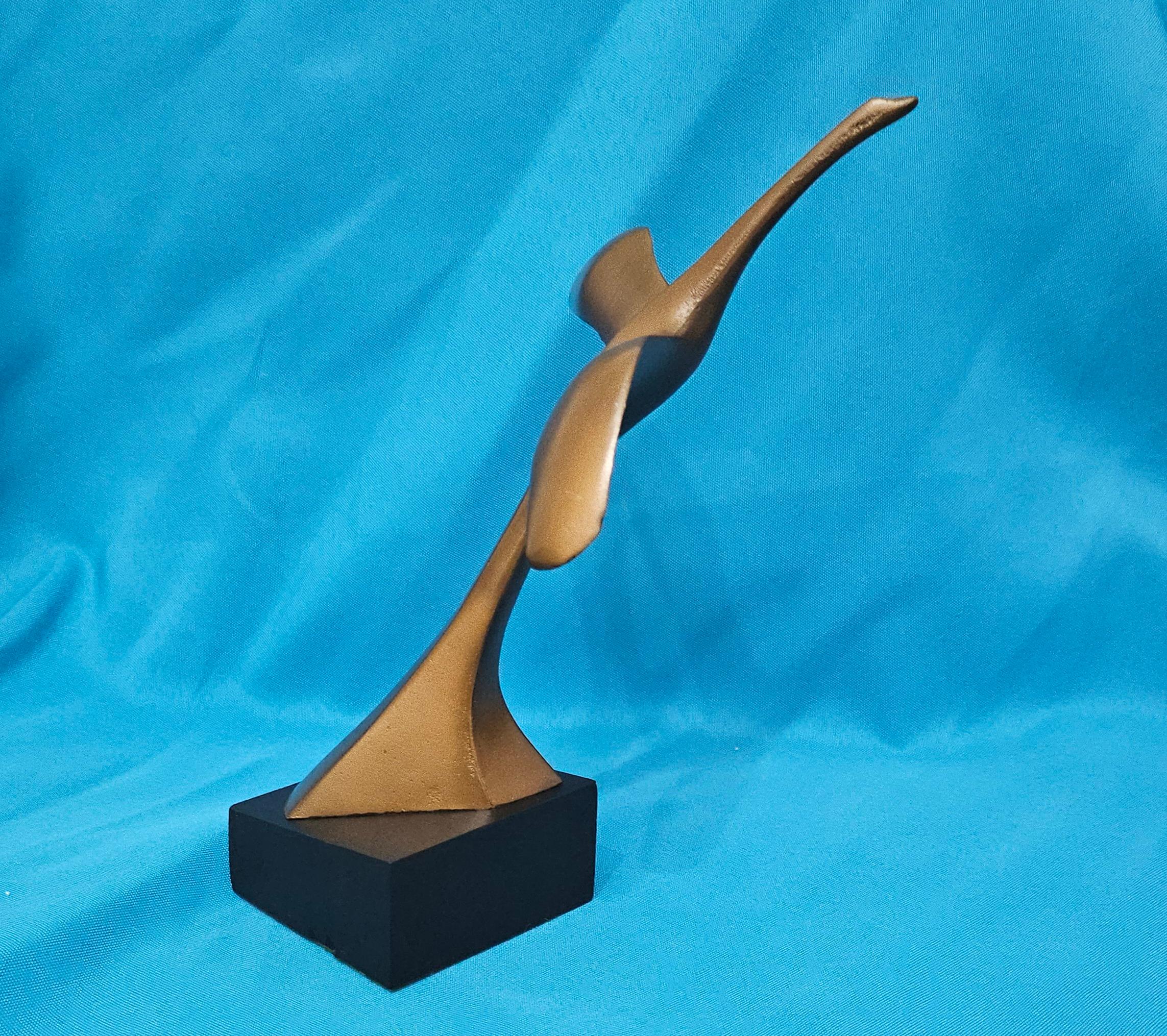 Escultura de pájaro de 20 cm de alto en tono bronce sobre base negra REBAJA DE CIERRE en Bueno estado para la venta en Warrenton, OR