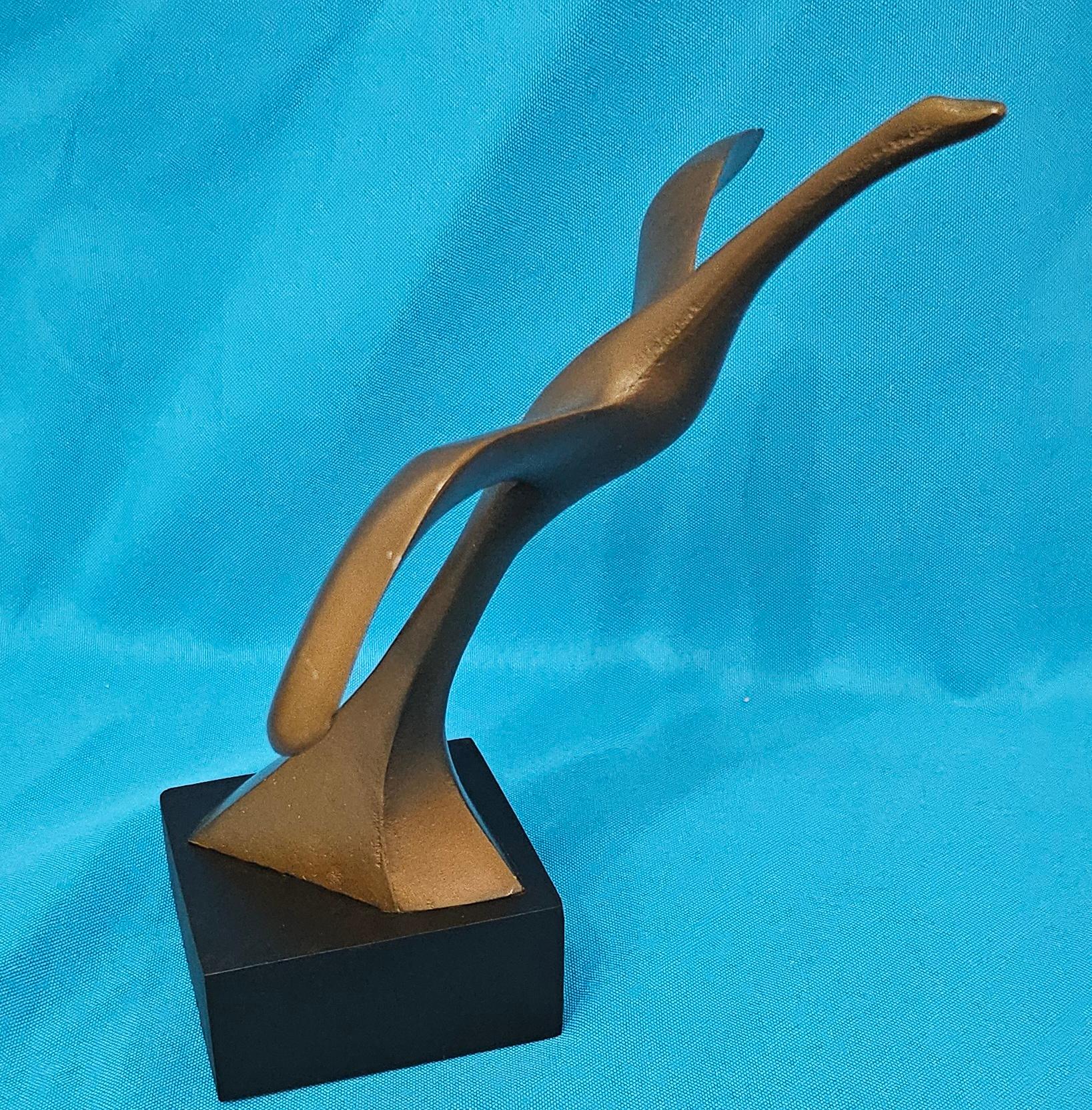 Escultura de pájaro de 20 cm de alto en tono bronce sobre base negra REBAJA DE CIERRE en venta 1