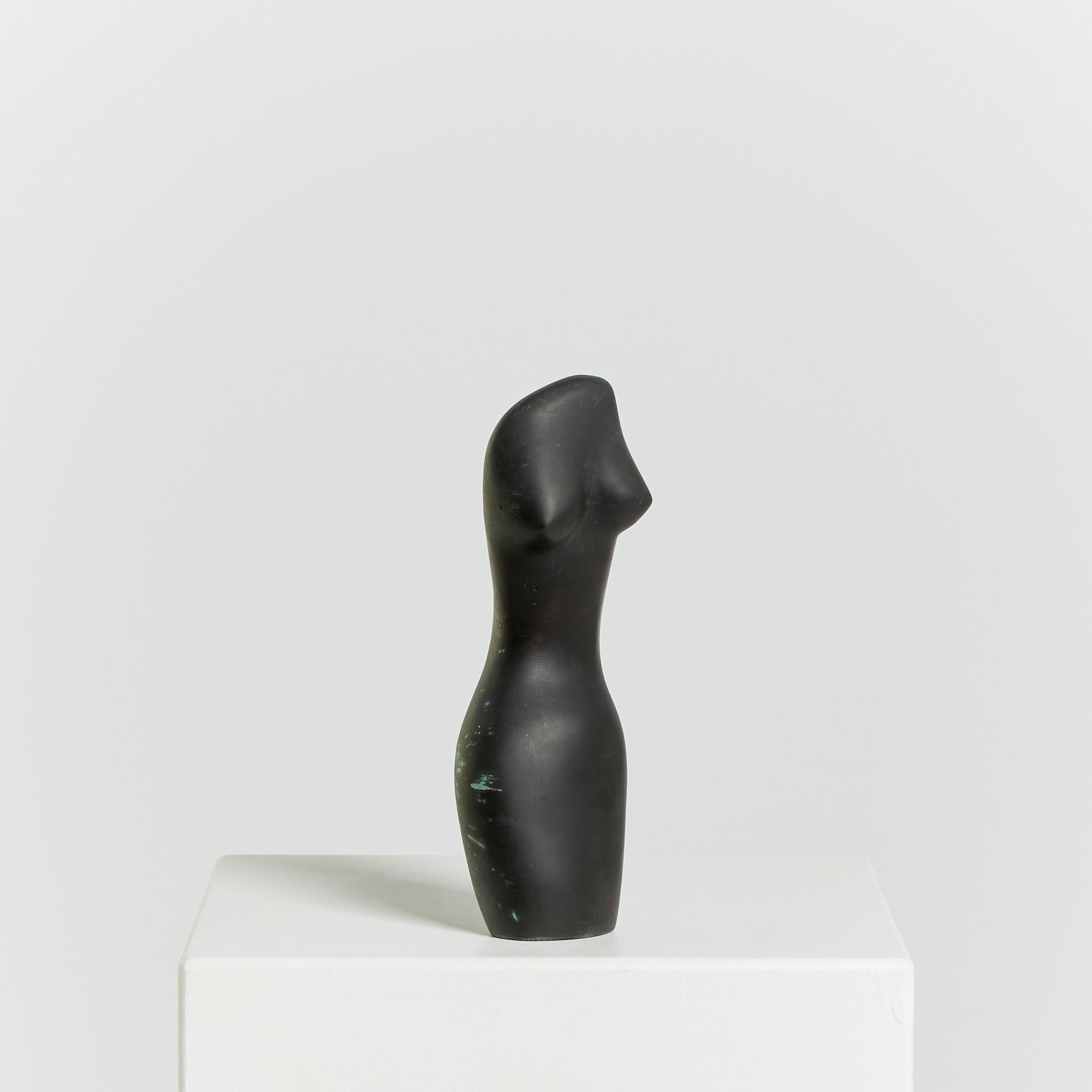 Ce torse féminin abstrait est réalisé en bronze et présente une touche de vert-de-gris. 

Artiste : Inconnu 

Origine : Belgique

Période : Circa 1970's 

Dimensions : H24 x W9 x D6cm.