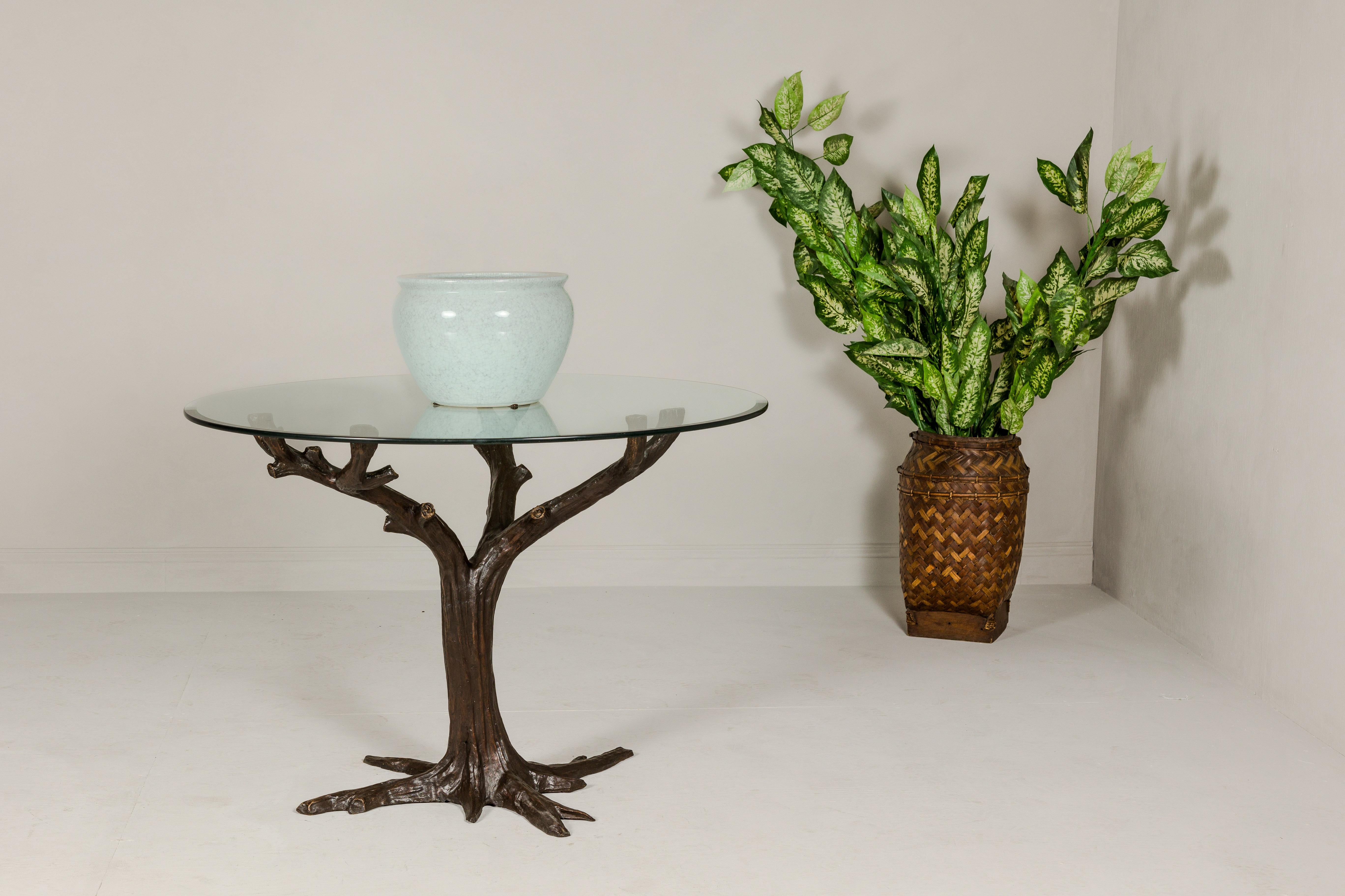 Cette base de table contemporaine en bronze est une fusion frappante de l'inspiration naturelle et de l'art moderne. Actuellement en production avec un délai de 20 semaines, elle présente une riche patine brun foncé qui met en valeur les détails