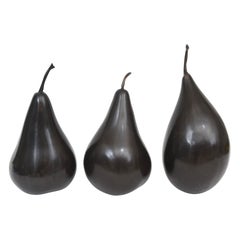 Trio di grandi sculture astratte di pere in bronzo