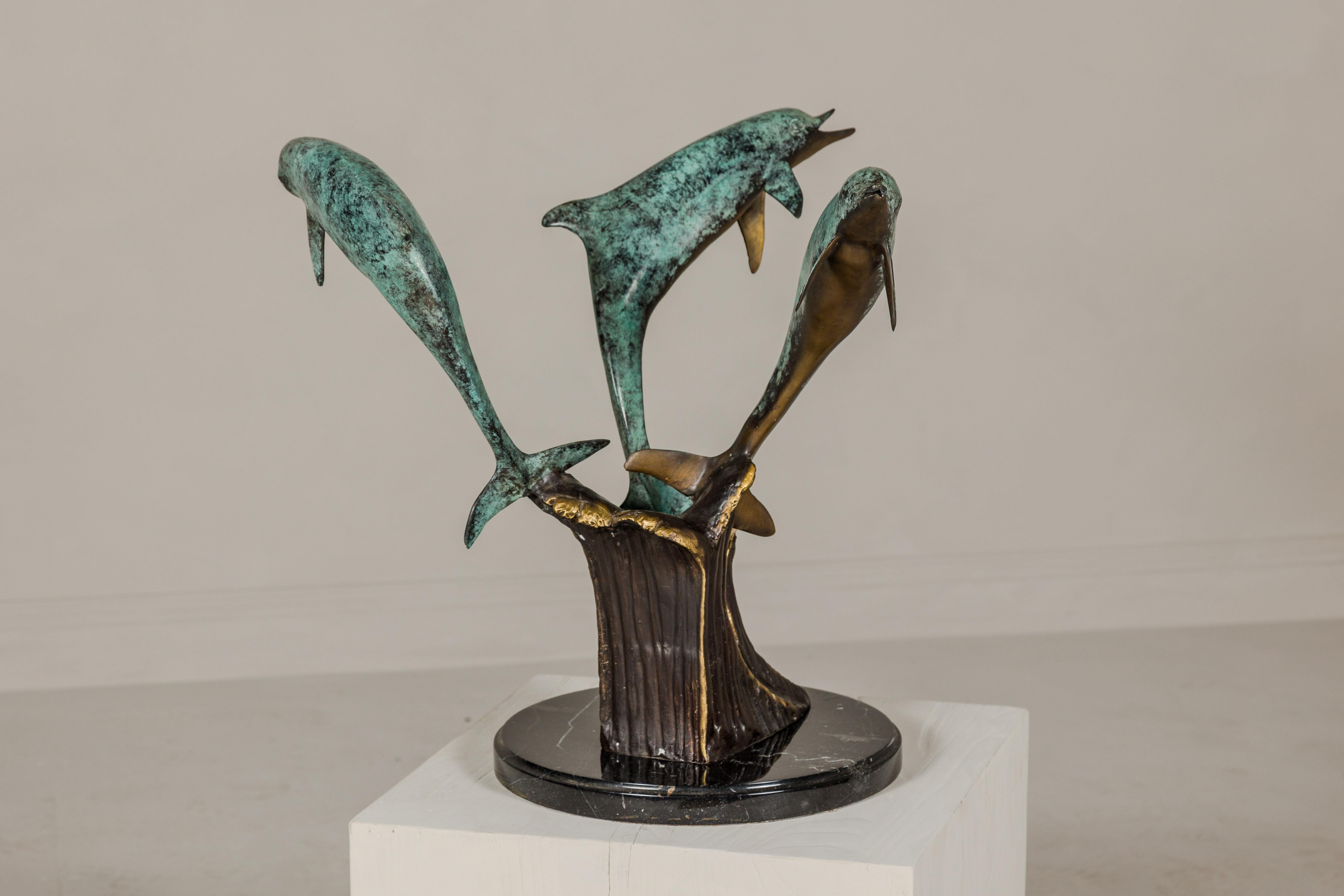 Sculpture de table triple dauphin en bronze avec patine Verdigri et Stand en marbre en vente 4