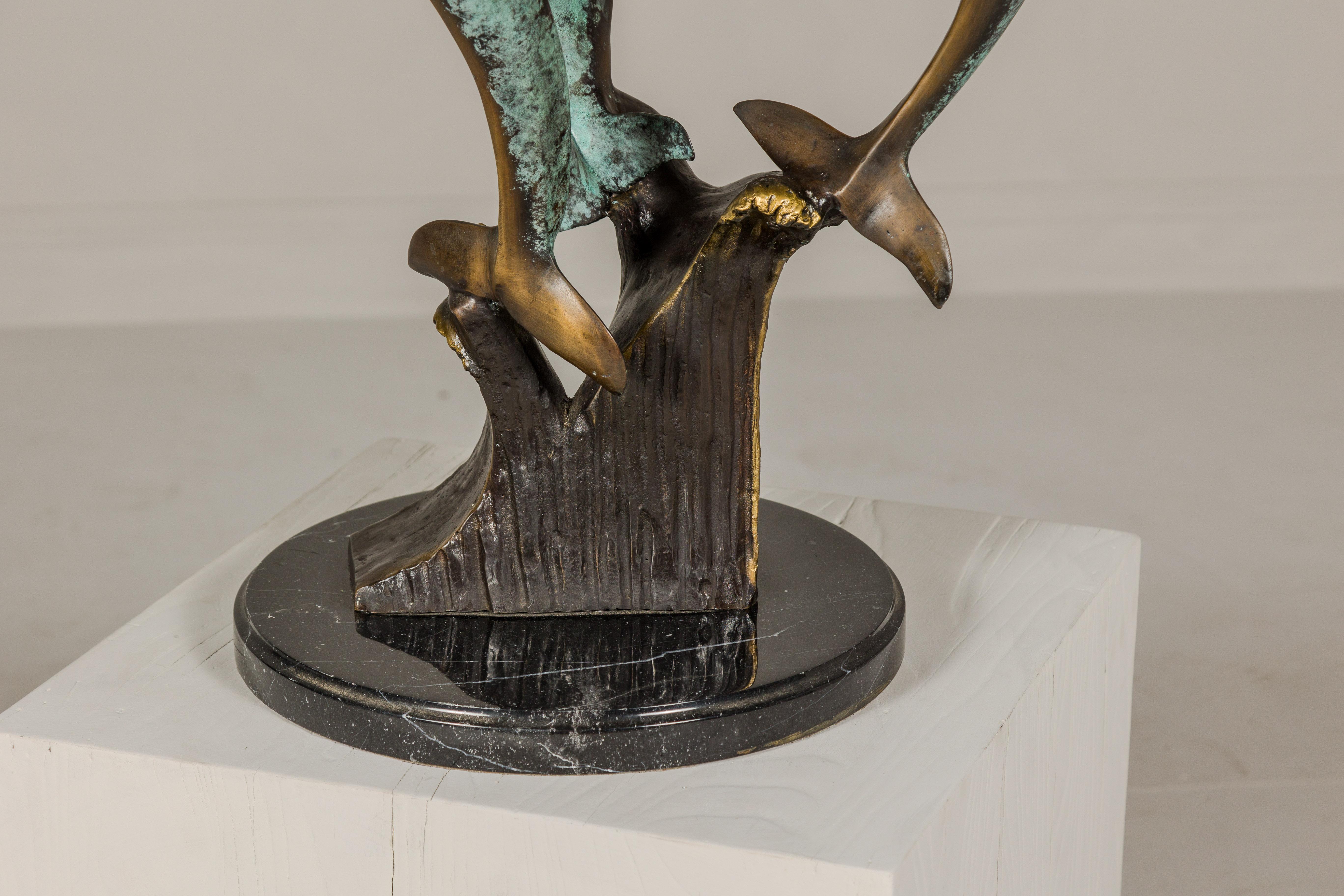 Patiné Sculpture de table triple dauphin en bronze avec patine Verdigri et Stand en marbre en vente
