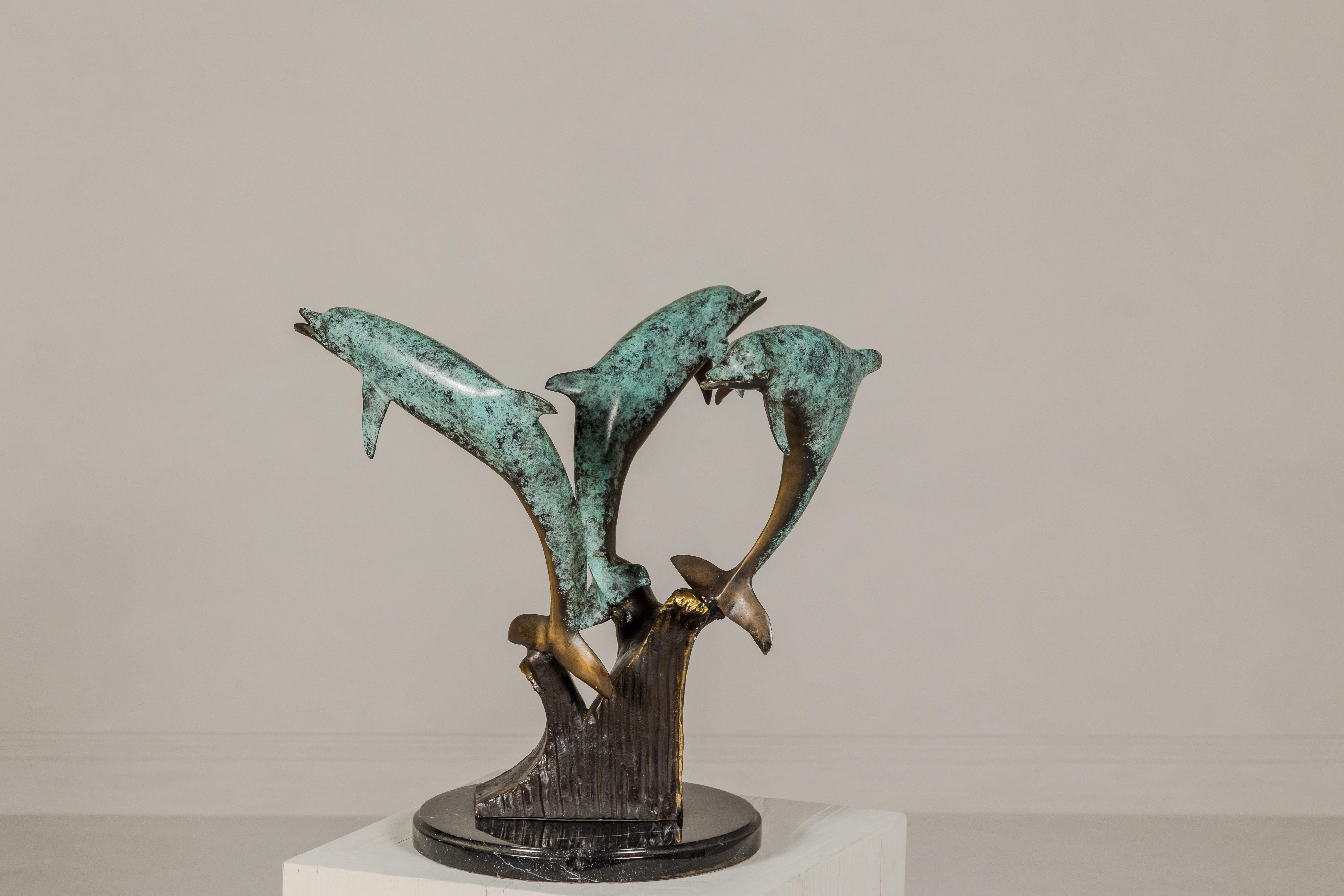 XXIe siècle et contemporain Sculpture de table triple dauphin en bronze avec patine Verdigri et Stand en marbre en vente