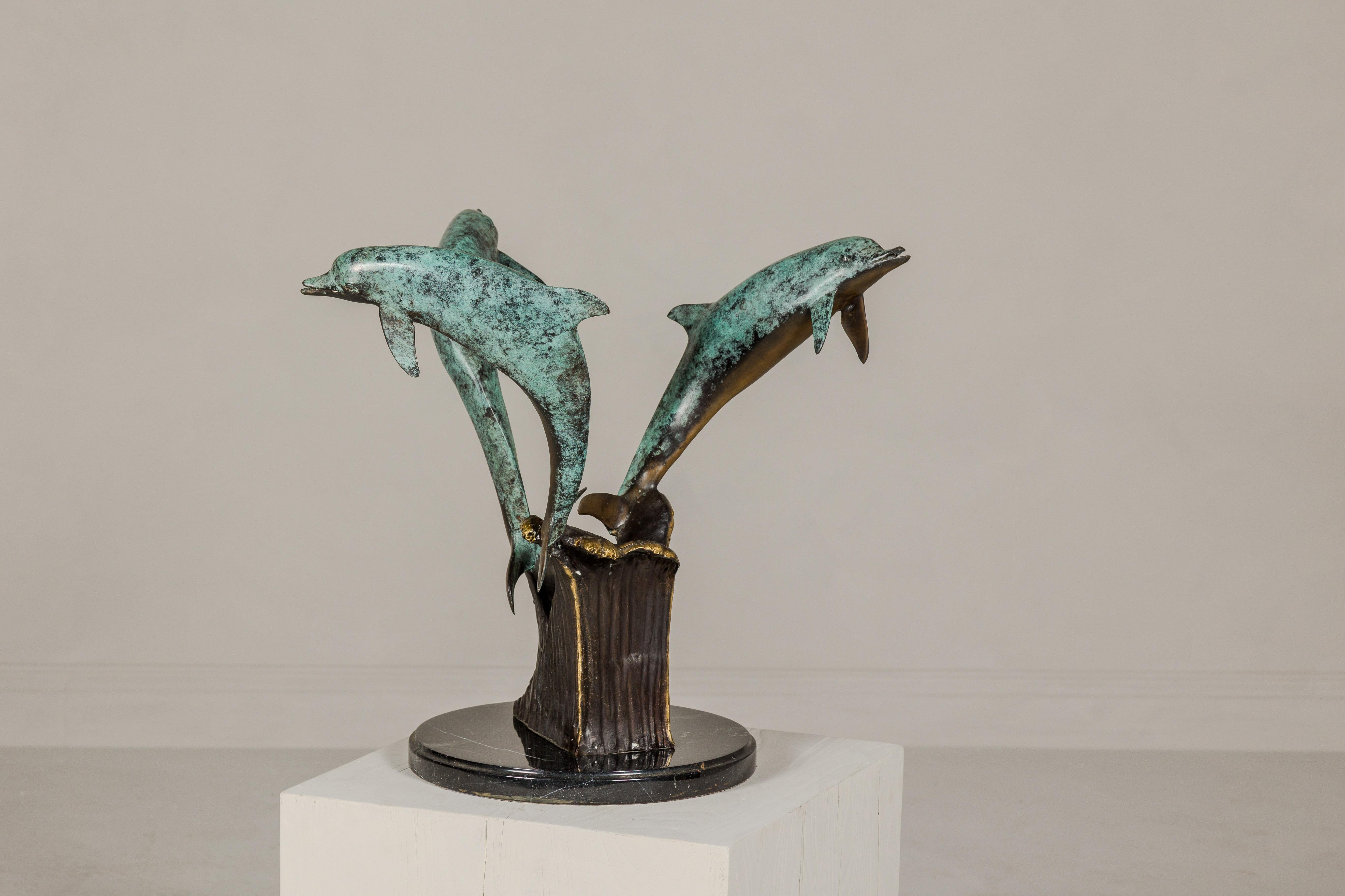 Bronze Sculpture de table triple dauphin en bronze avec patine Verdigri et Stand en marbre en vente