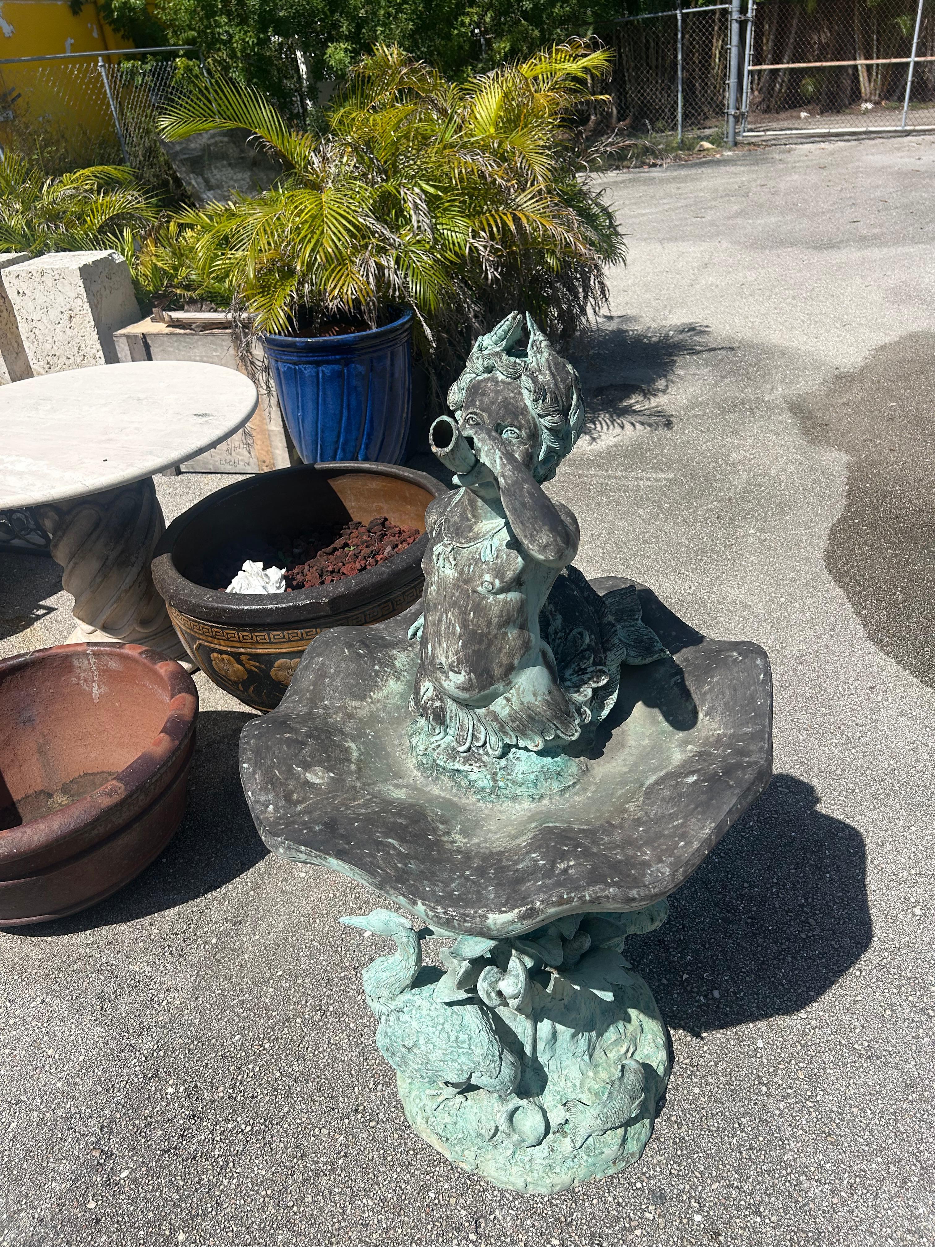 Una gran fuente tritón de bronce... Detalle y pátina excepcionales... La mano de obra y el diseño son superiores... La fuente está rematada con el tritón soplando un cuerno de concha. El Tritón es juvenil y enérgico, y tiene dos colas parecidas a