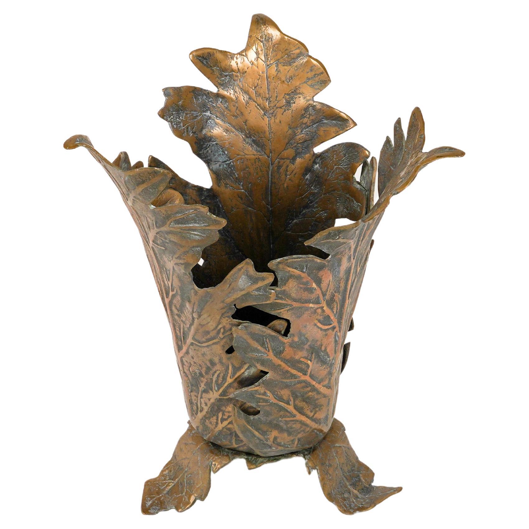 Beautiful Midcentury umbrella stand in bronze oak leaves shaped attributed to François Xavier & Claude Lalanne.

Made in France in the 1970s.

Claude Lalanne was a French sculptor and designer. Her career is closely linked to the duo Les Lalanne