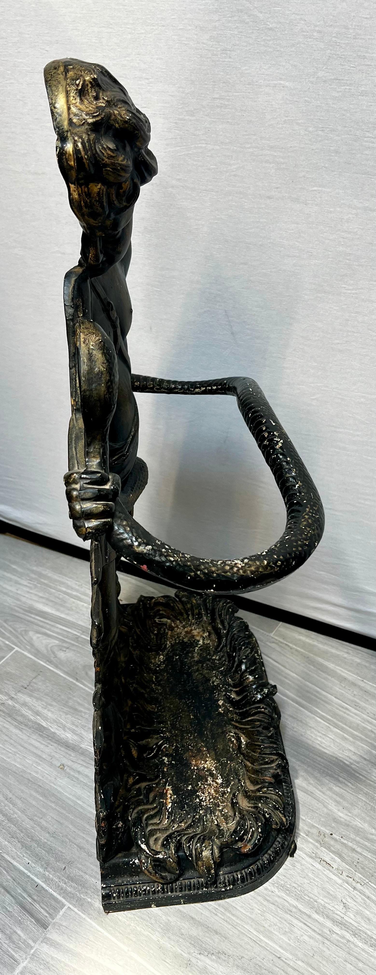 Bronzo Portaombrelli in bronzo Scultura di bambino putti con serpente Made in Italy in vendita