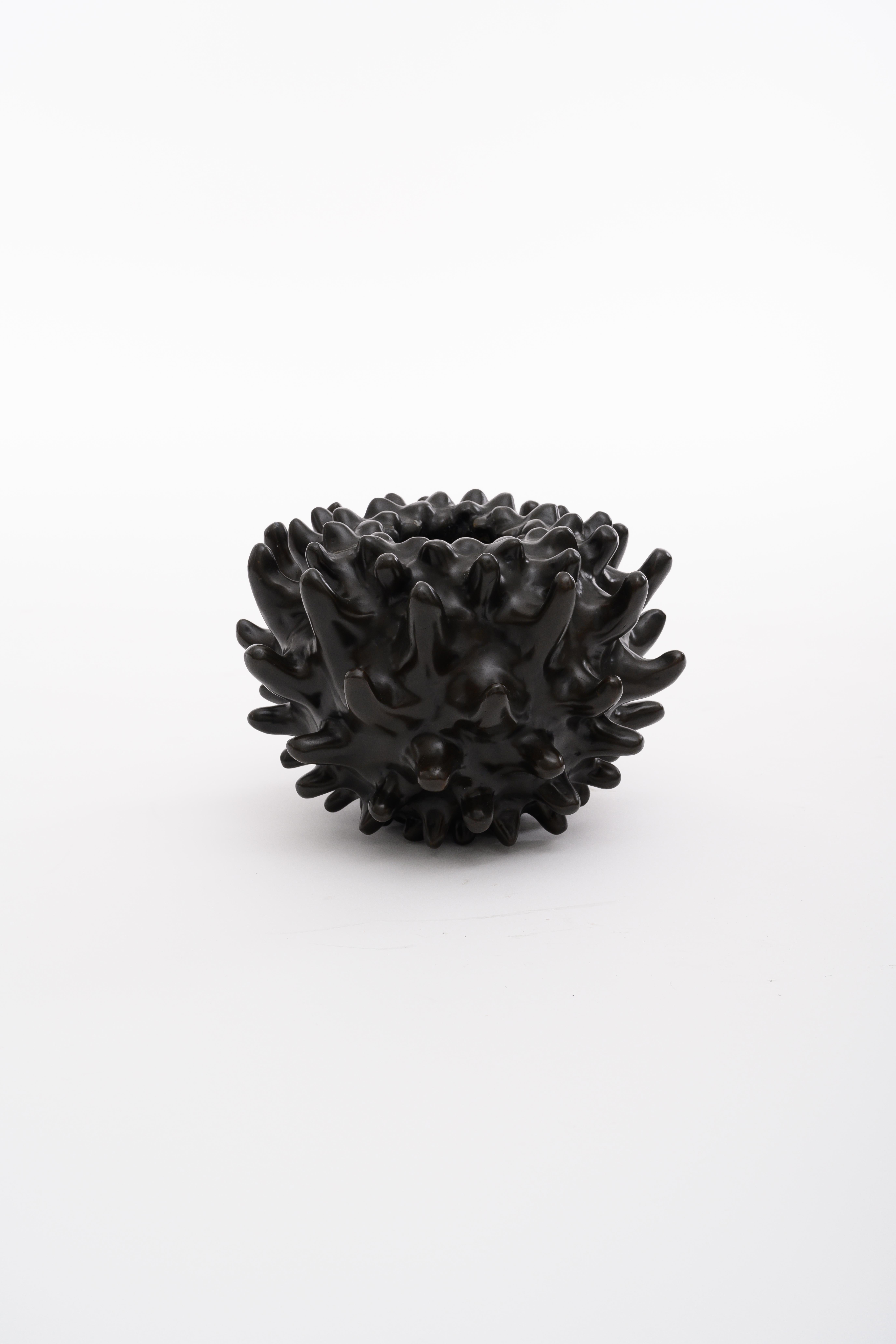 Vase et sculpture un en bronze de petite taille par Elan Atelier Neuf - En vente à New York, NY