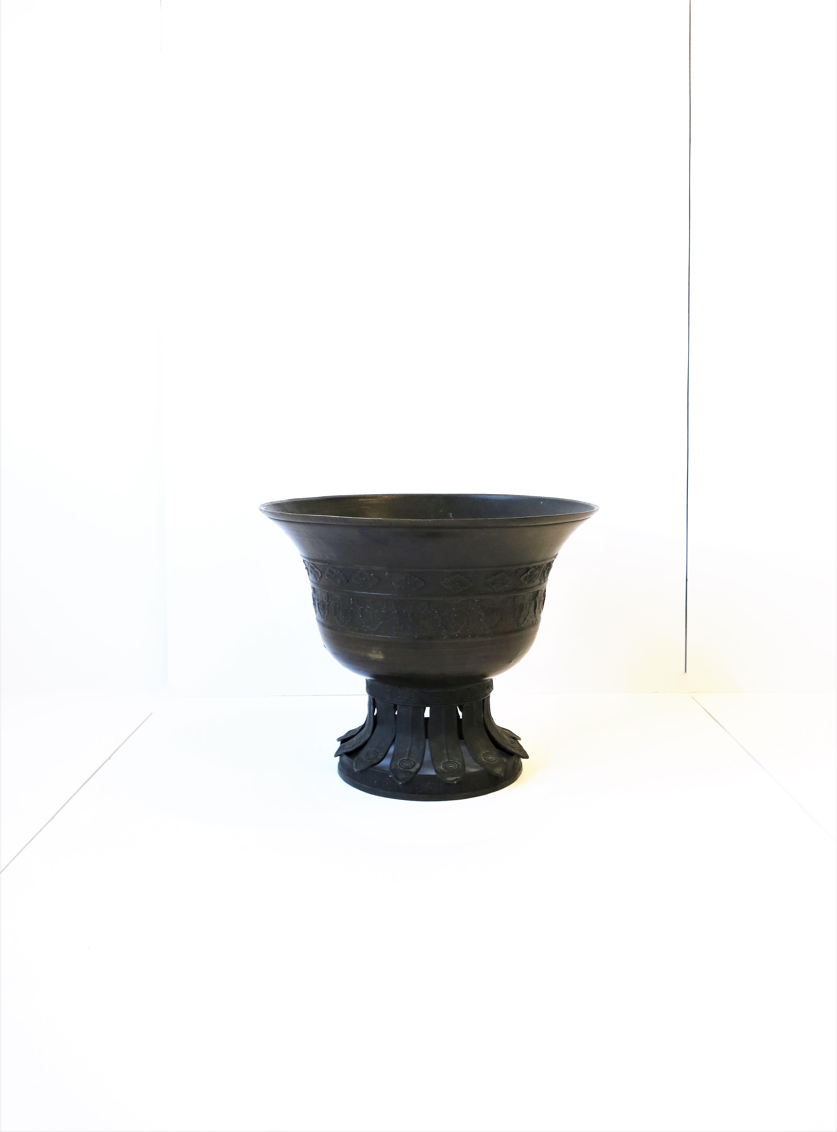 Bronze Urn Jardinière Cachepot Flower or Plant Pot Holder In Good Condition In New York, NY