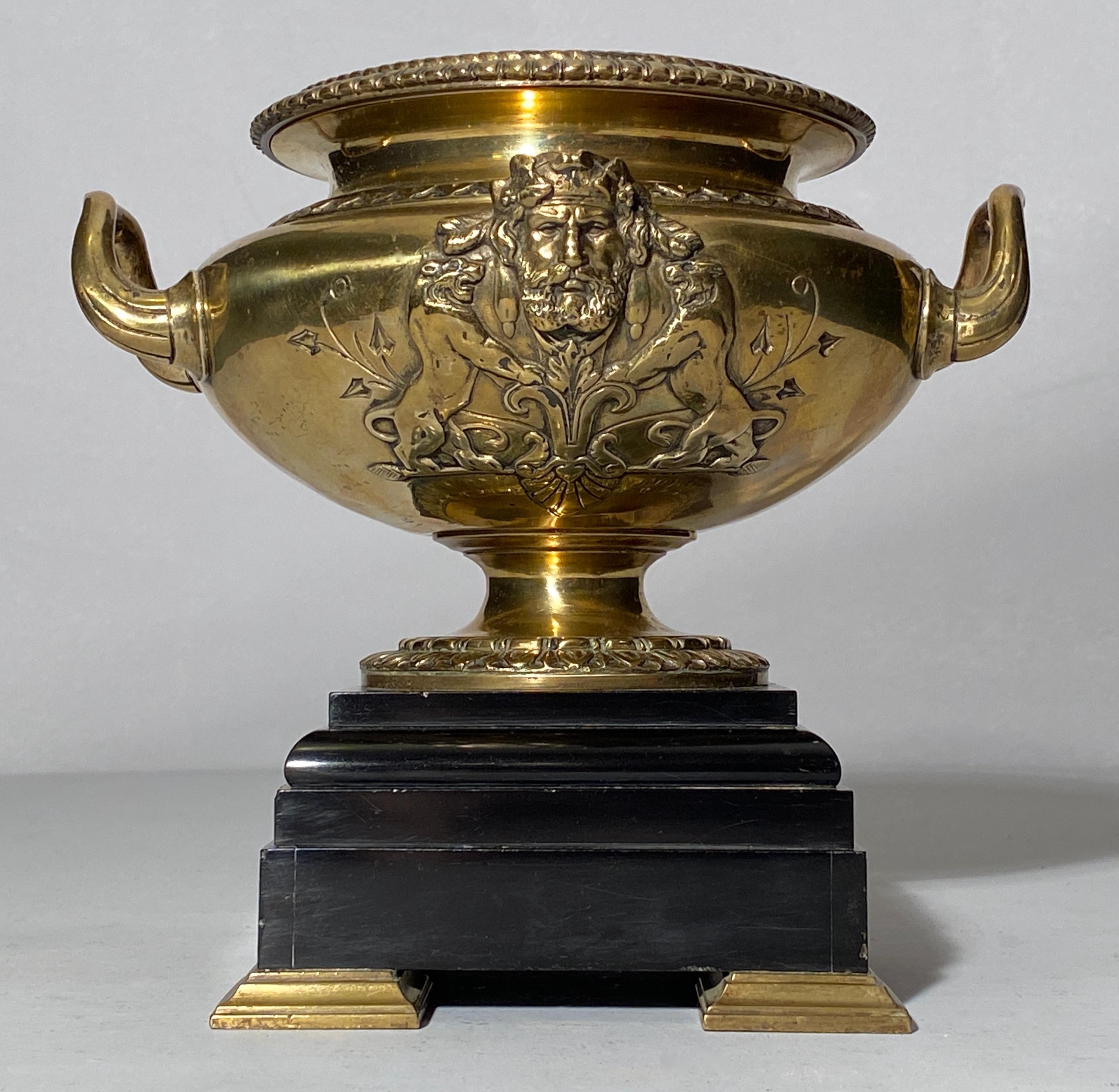 Urnenvasen aus Bronze, Französisch, Paar auf Marmorsockeln, 19. Jahrhundert (Grand Tour) im Angebot